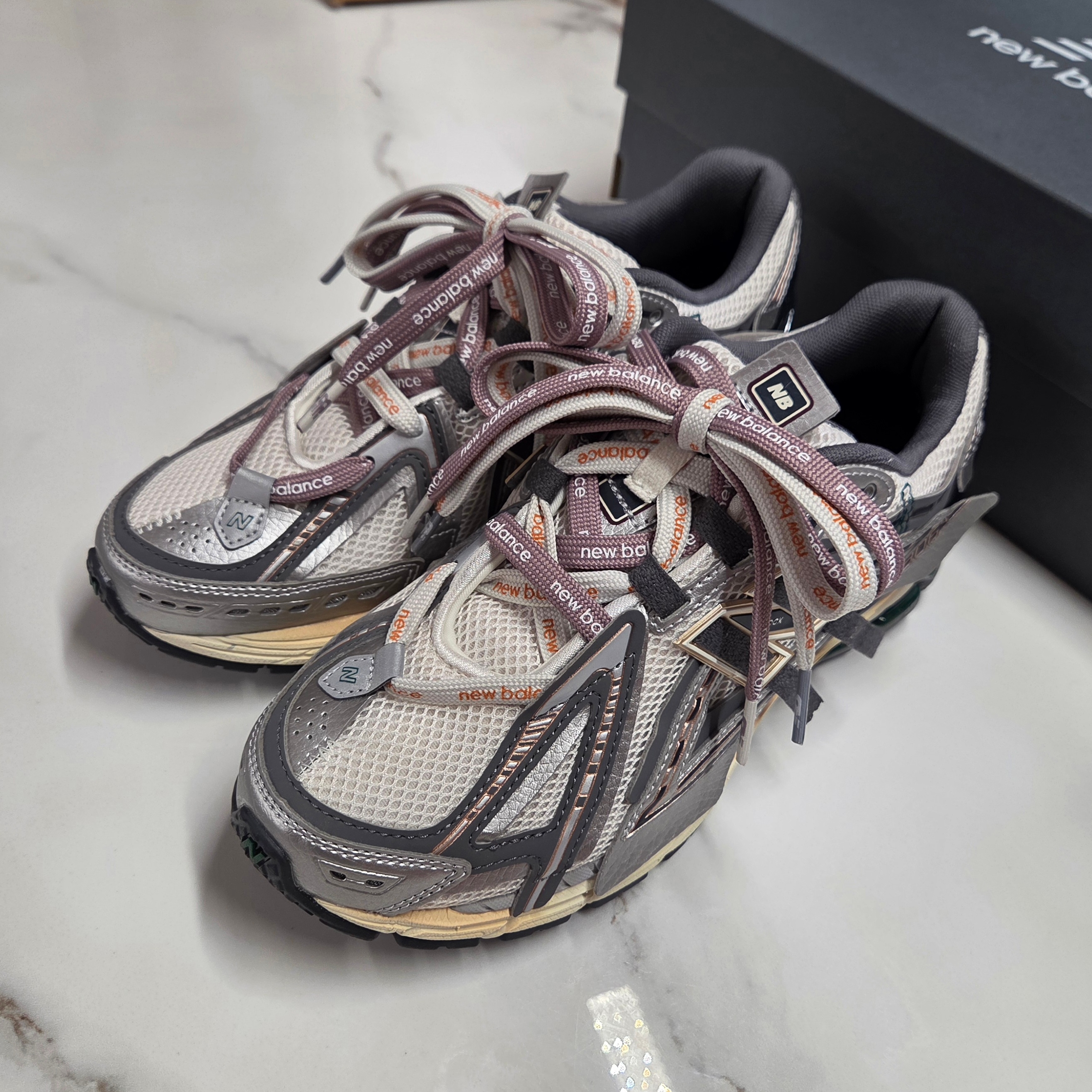 New Balance 1906A Silver Metallic Castlerock 착용 스타일