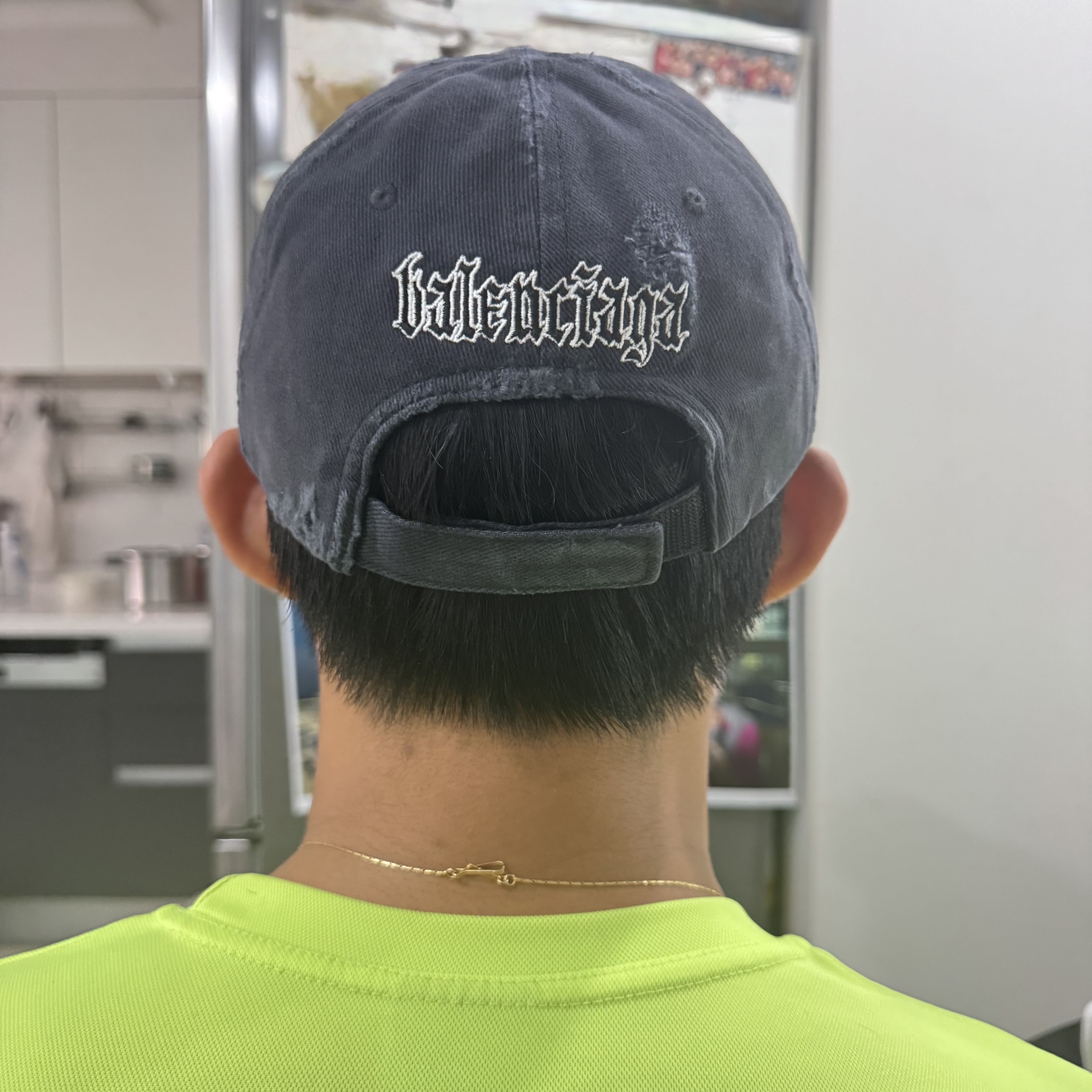 (W) Balenciaga Blackletter Script Cap Black Faded 착용 스타일