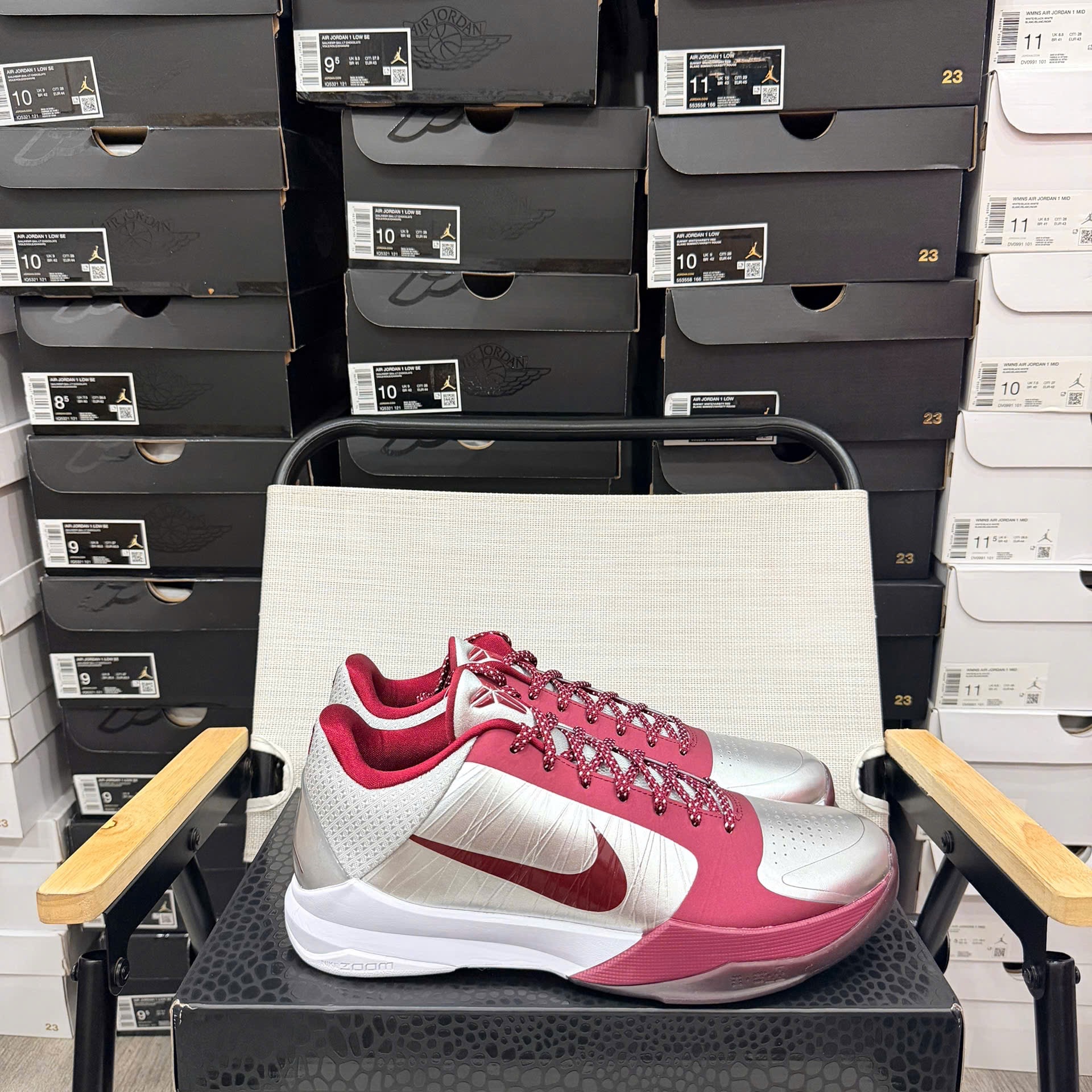 Nike Kobe 5 Protro Lower Merion Aces Away Metallic Silver Team Red 착용 스타일 - 2