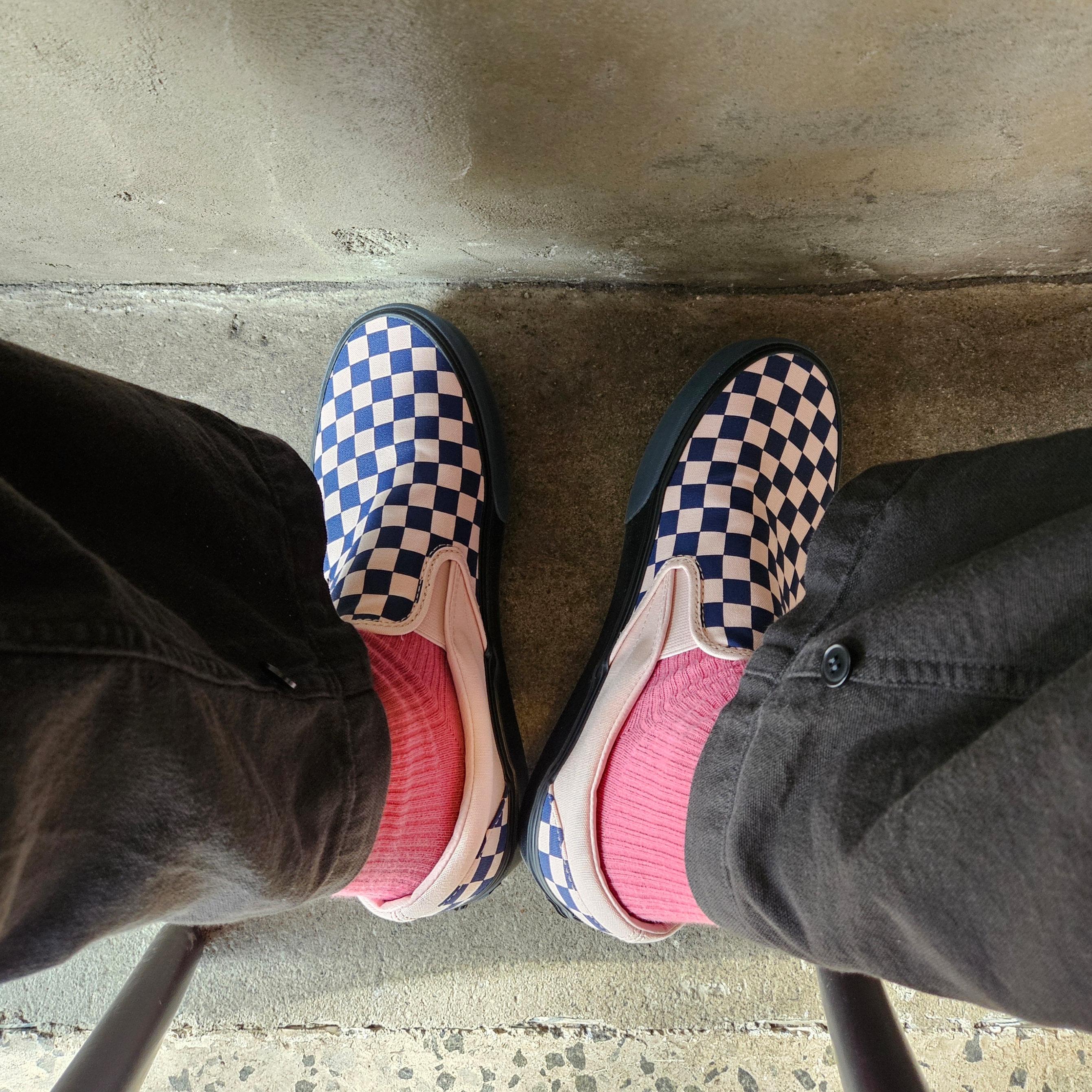 Vans Classic Slip-On Checkerboard Navy Pink, AAA Heavy Cotton 1301 T-Shirt White Black (2Pack) 착용 스타일 - 2