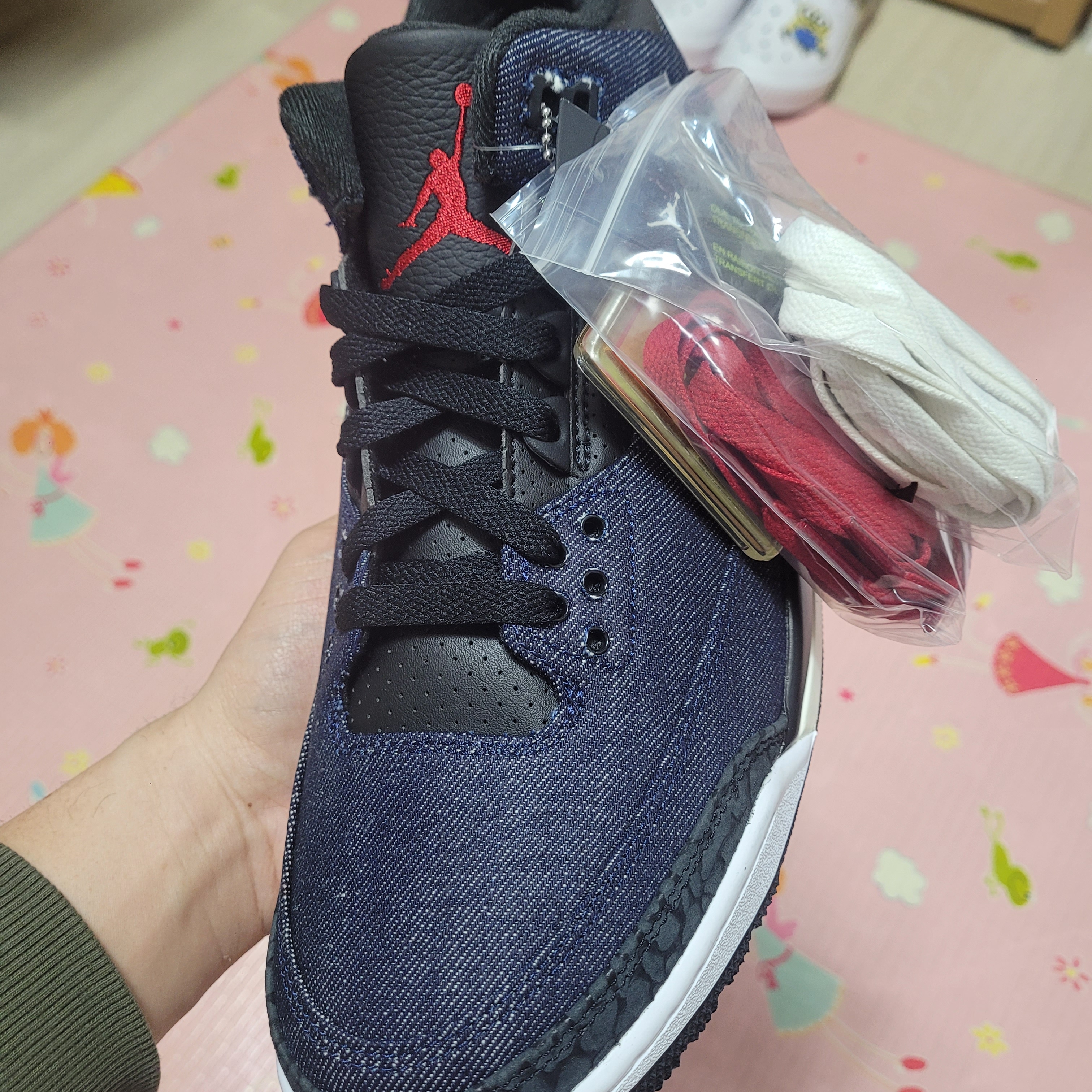 Jordan 3 x Levi’s Indigo and Gym Red 착용 스타일