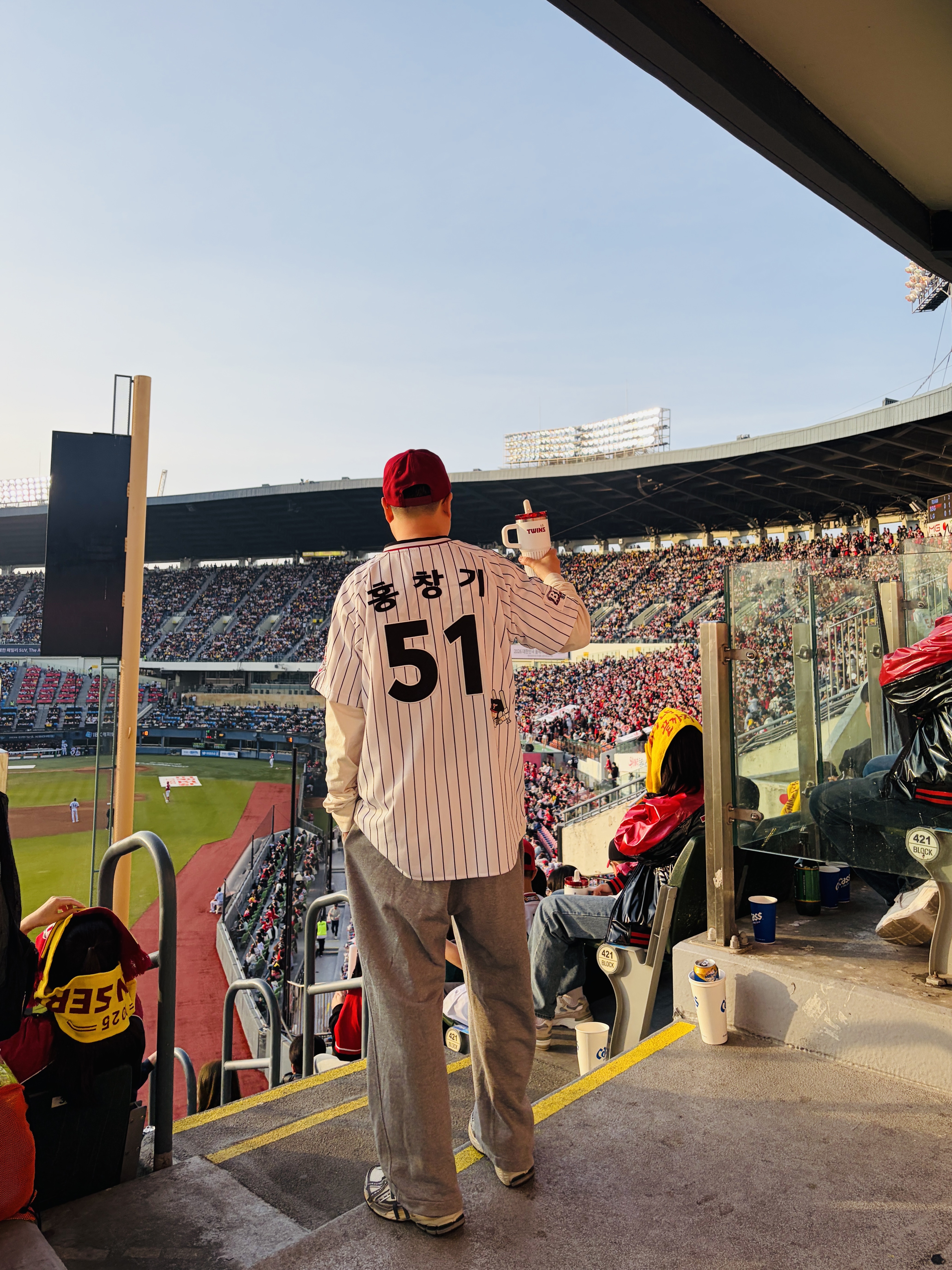 Stussy Low Profile Stock Dice Snapback Maroon, BDNS x LG TWINS Classic Logo Stripe Baseball Jersey White (Non Marking Ver.) 착용 스타일