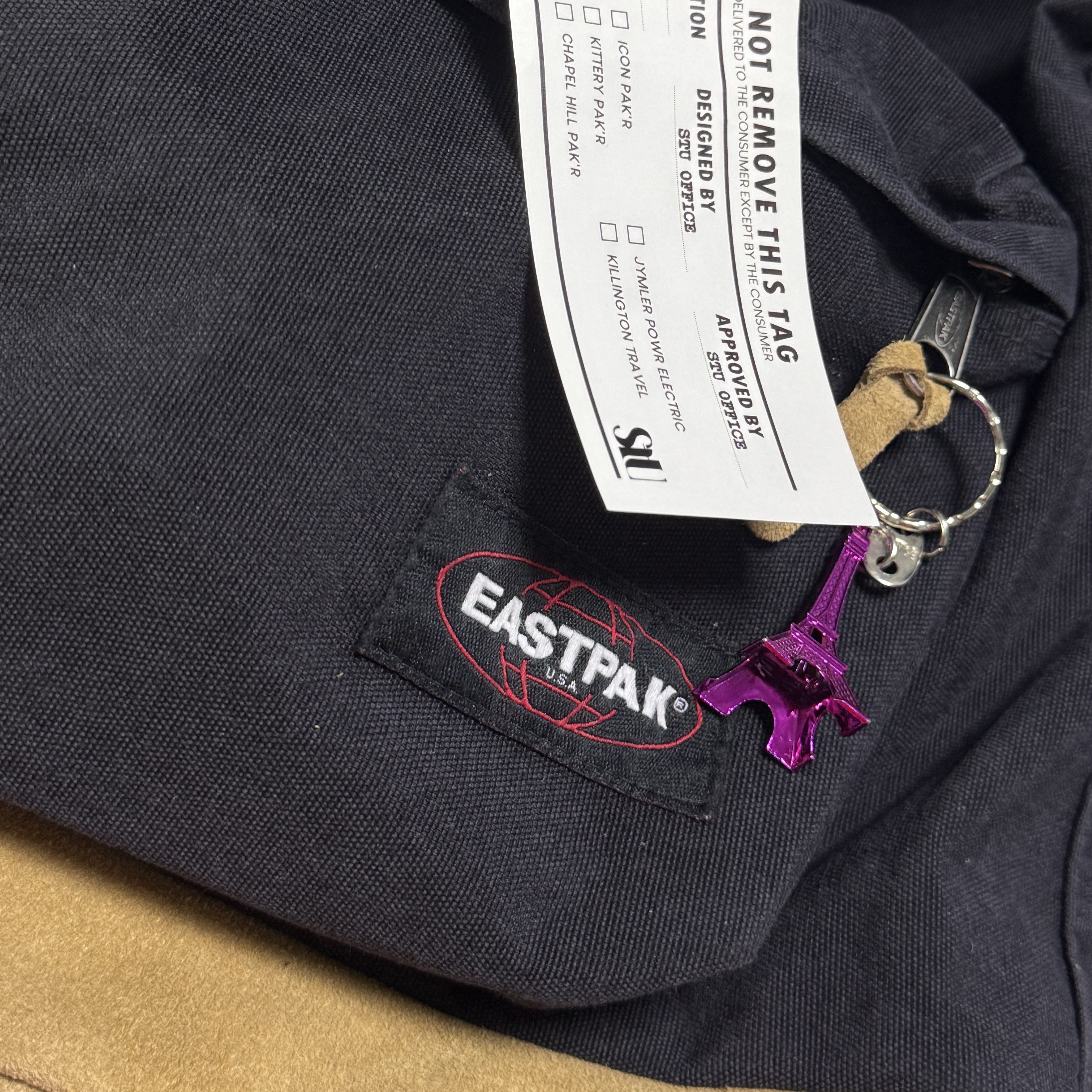 STU X EASTPAK PADDED PAK'R 80'S BLACK XL 착용 스타일