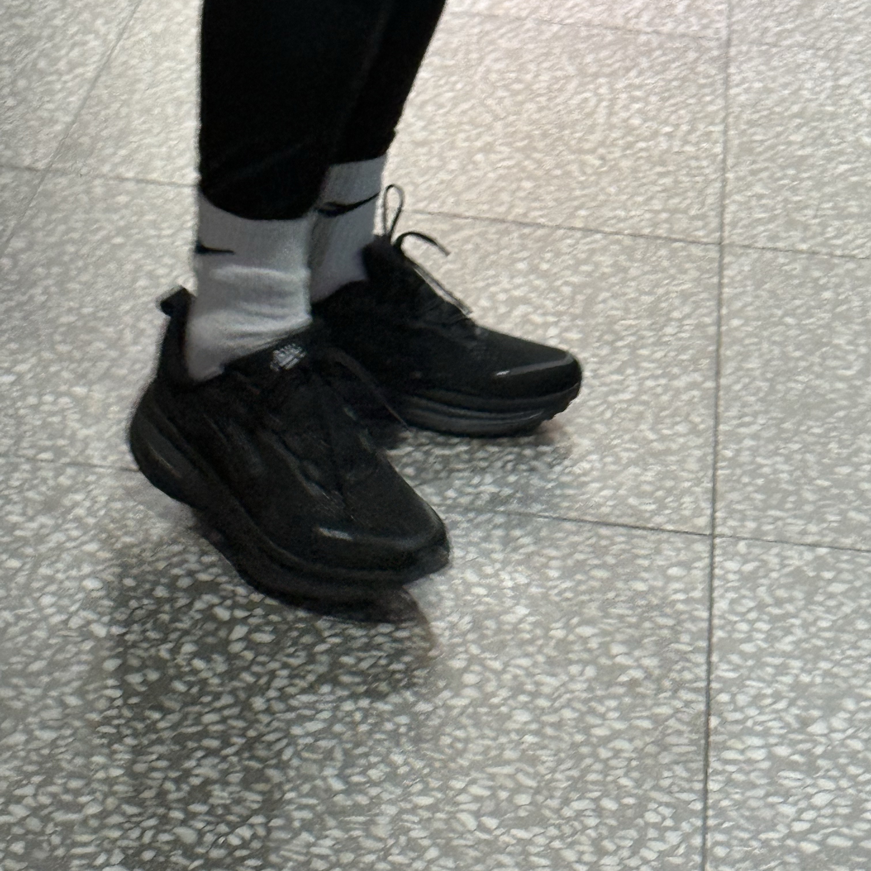 Nike Vomero 18 Black Dark Smoke Grey 착용 스타일 - 2