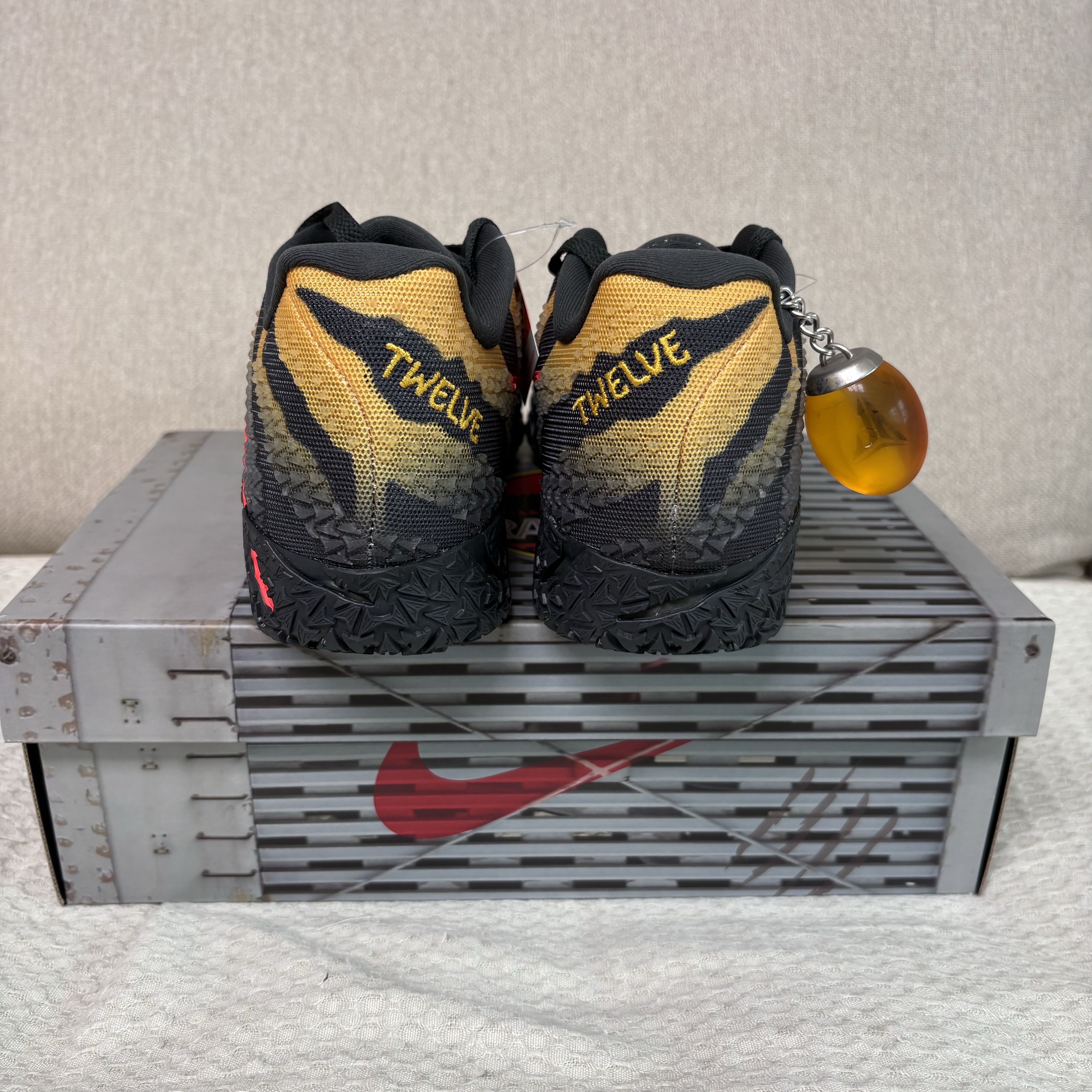 Nike x Jurassic Park Ja 3 EP Anthracite Bright Crimson 착용 스타일 - 5