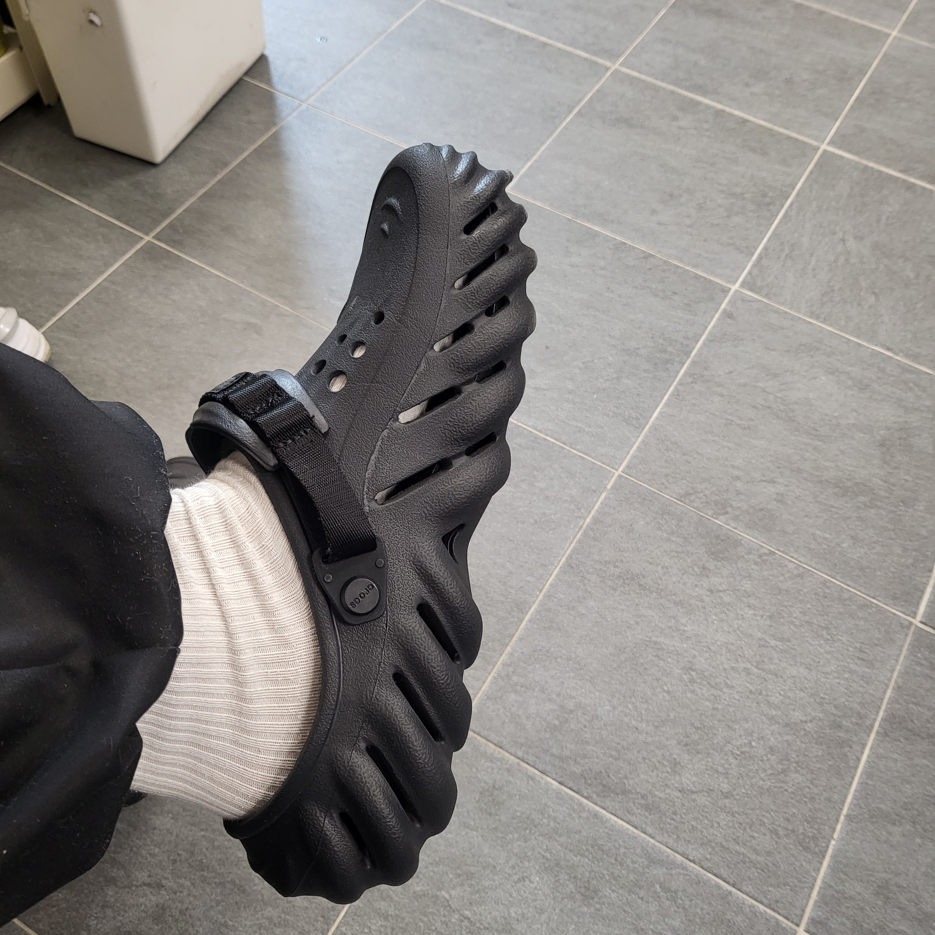 Crocs Echo Clog Black 착용 스타일