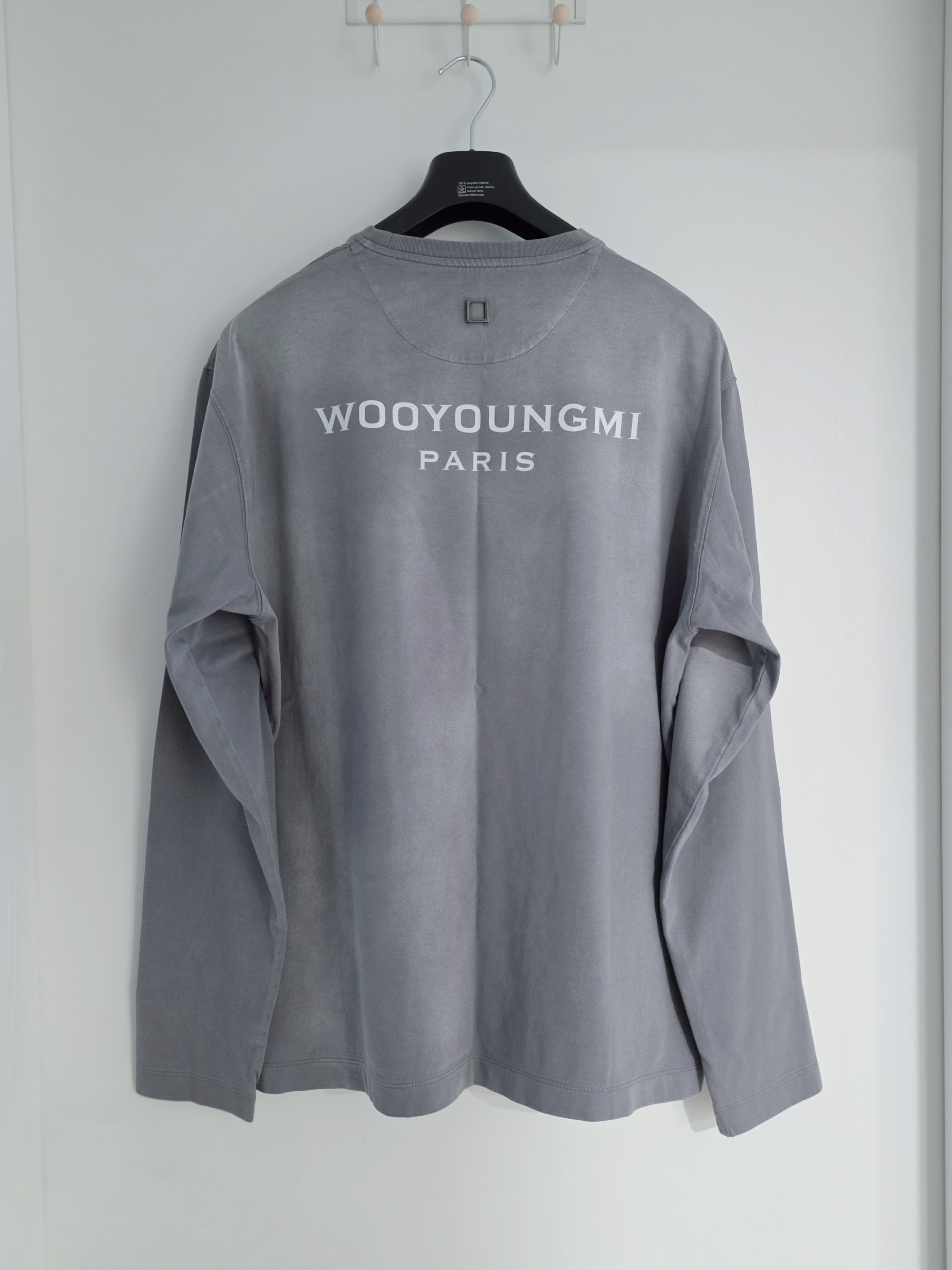 Wooyoungmi Cotton Back Logo Long Sleeve T-shirt Grey - 23SS, Wooyoungmi Cotton Back Logo Long Sleeve T-Shirt Black - 23FW 착용 스타일 - 1