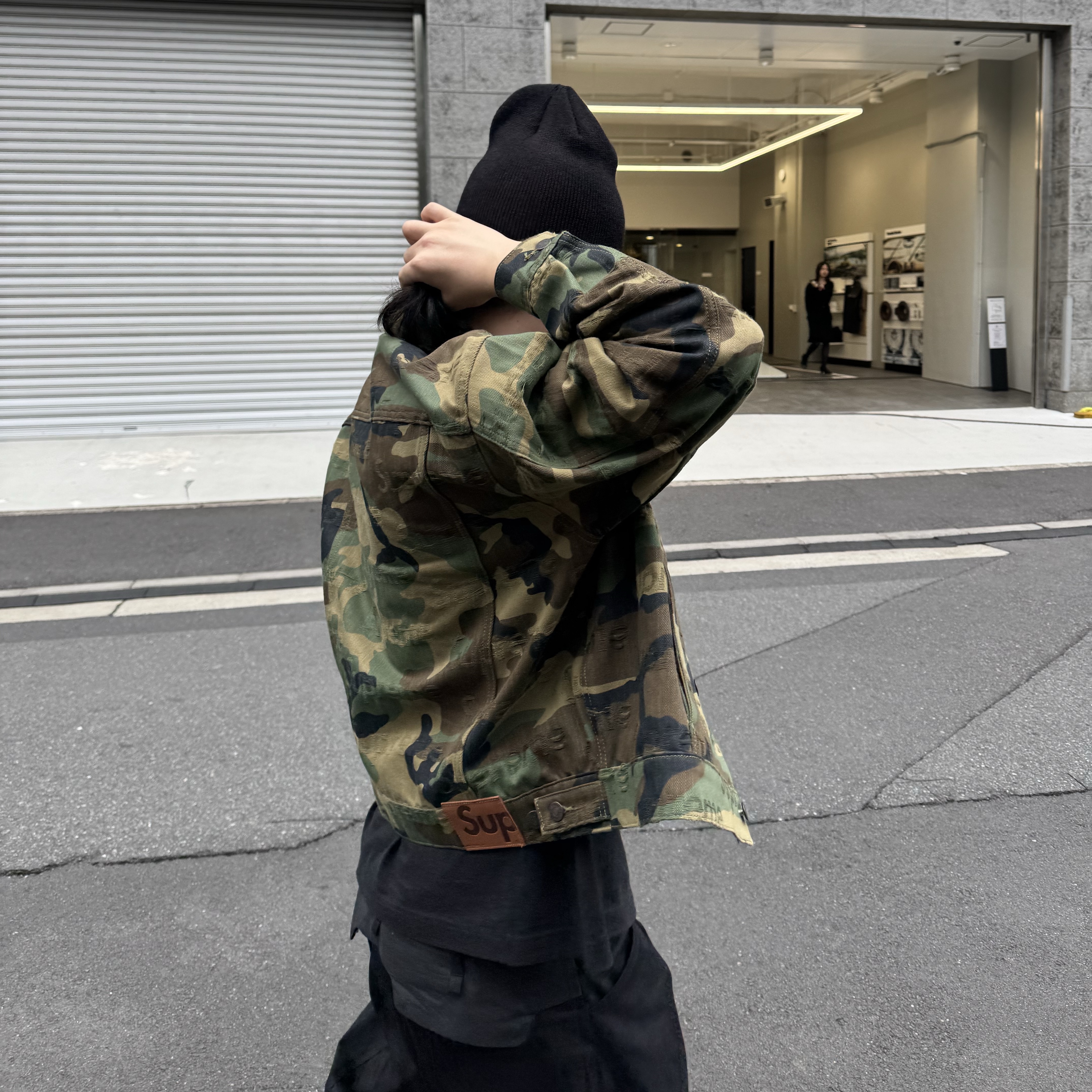 Supreme Jacquard Logos Denim Trucker Jacket Woodland Camo - 25FW, On Running x Post Archive Faction (Paf) Cloudmonster 2 Thorn Brown 착용 스타일 - 1