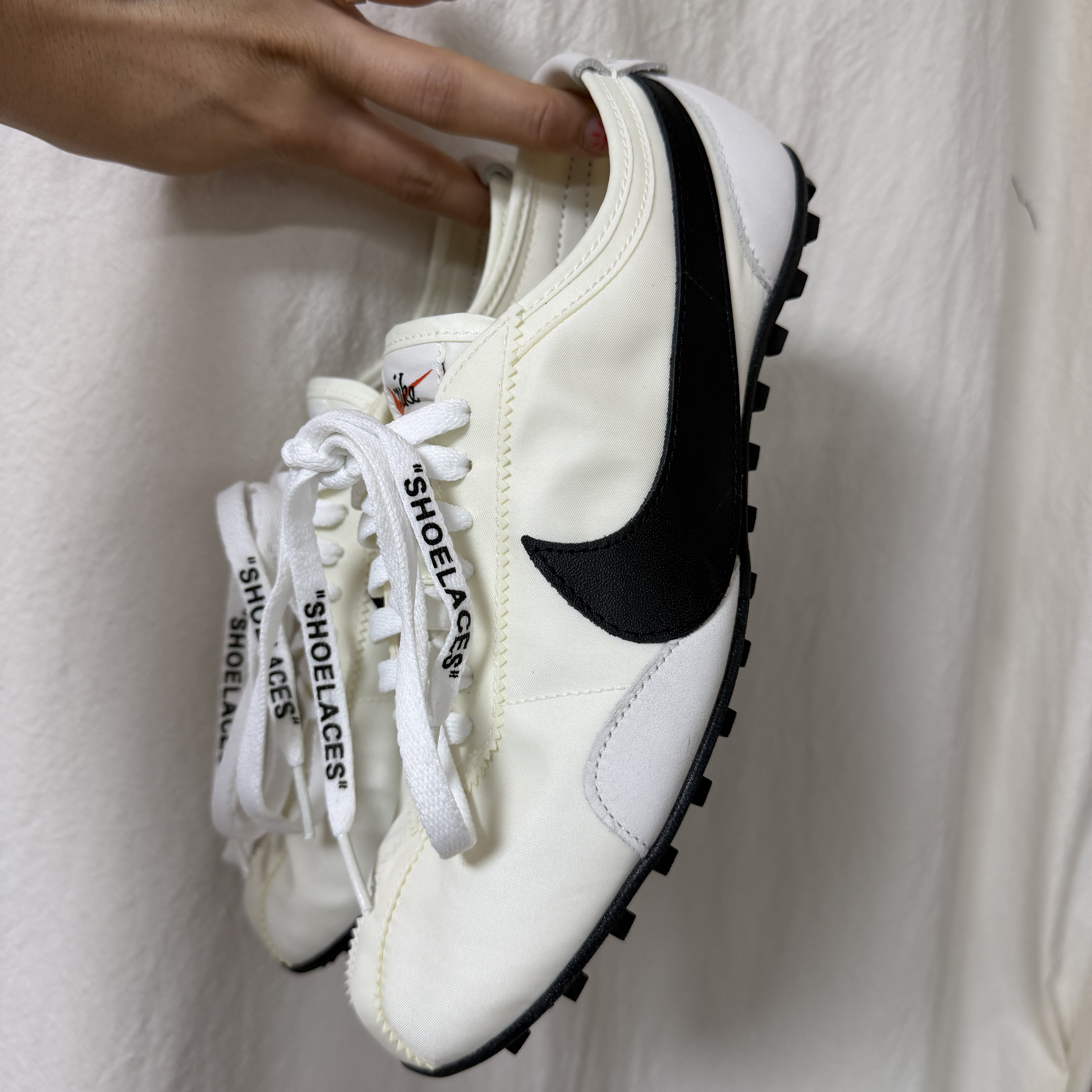 (W) Nike Moon Shoe Soft Pearl and Black 착용 스타일 - 2
