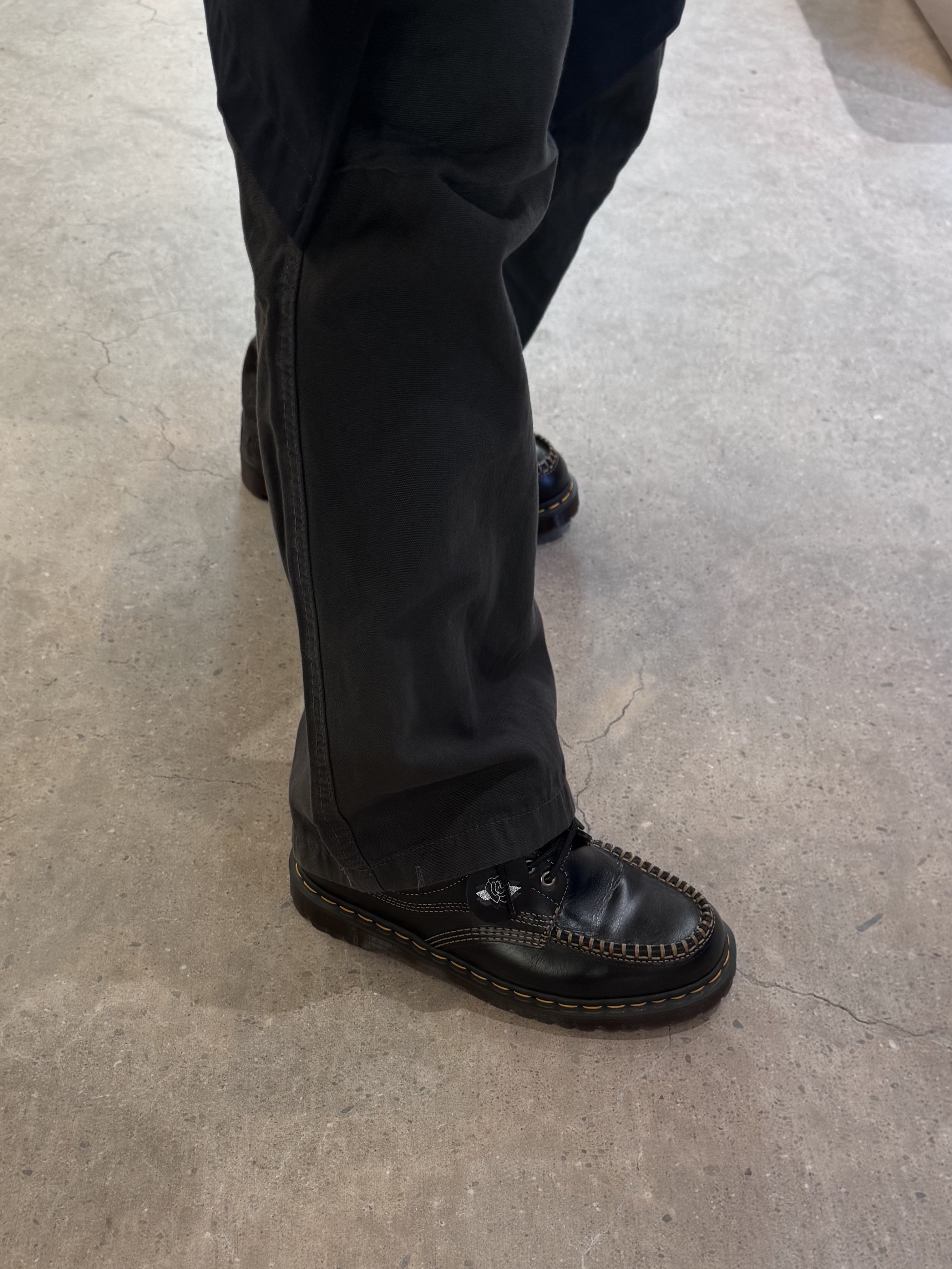 Dr. Martens Lowell Leather Moc Toe Shoes Black Analine 착용 스타일 - 4