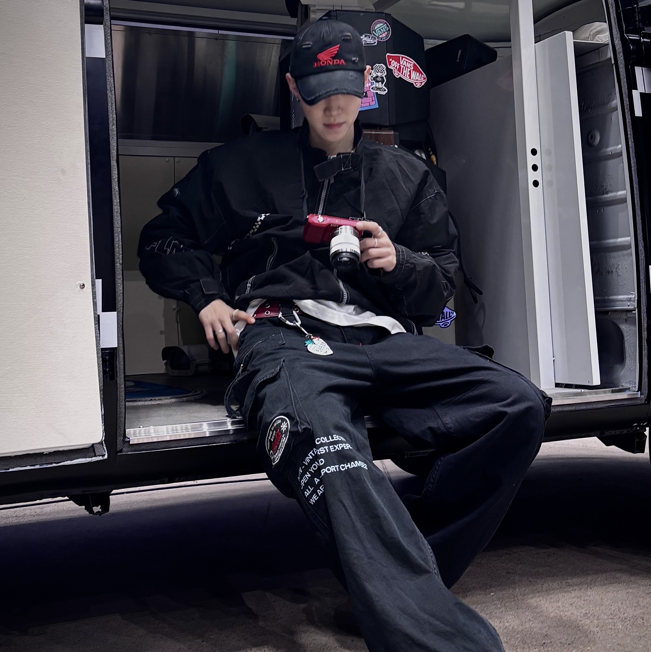 Honda Destroyed Washed Cap Black, SPORT CHAMBER x Coca-Cola Cargo Pants Black 착용 스타일 - 1