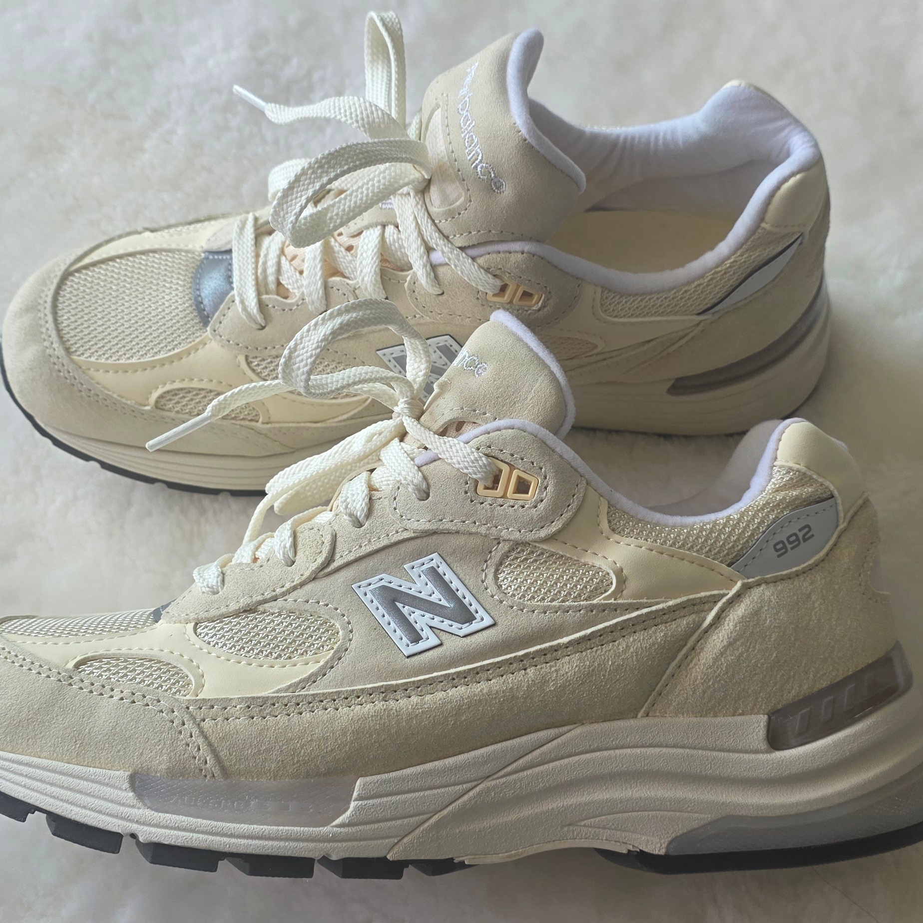 New Balance 992 Made in USA Calcium Raw Cashew 착용 스타일