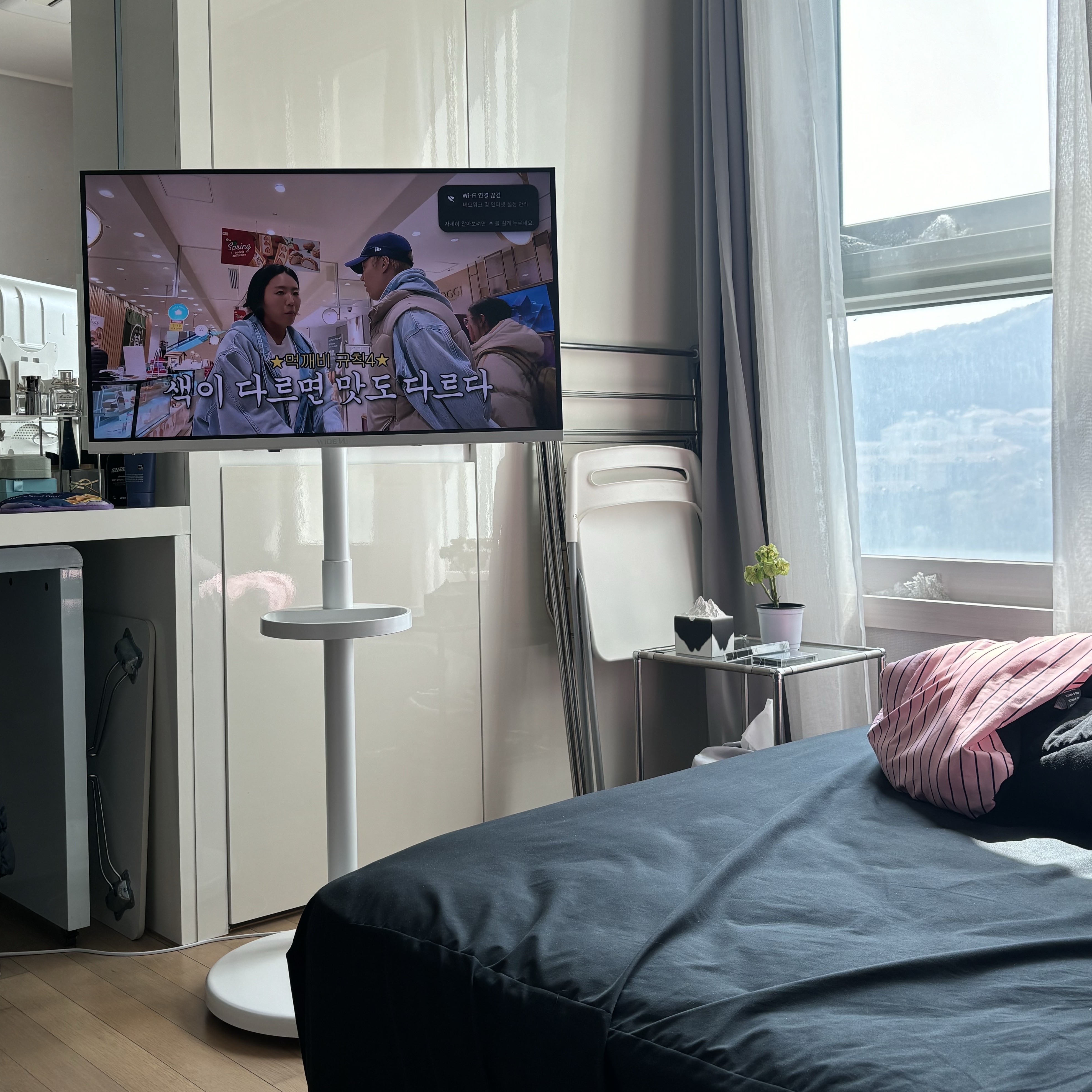 [15% 쿠폰] WIDEVU WideMovingVu White Edition V3 Set QLED 81 cm (32 in) FHD Smart Mobile TV 착용 스타일