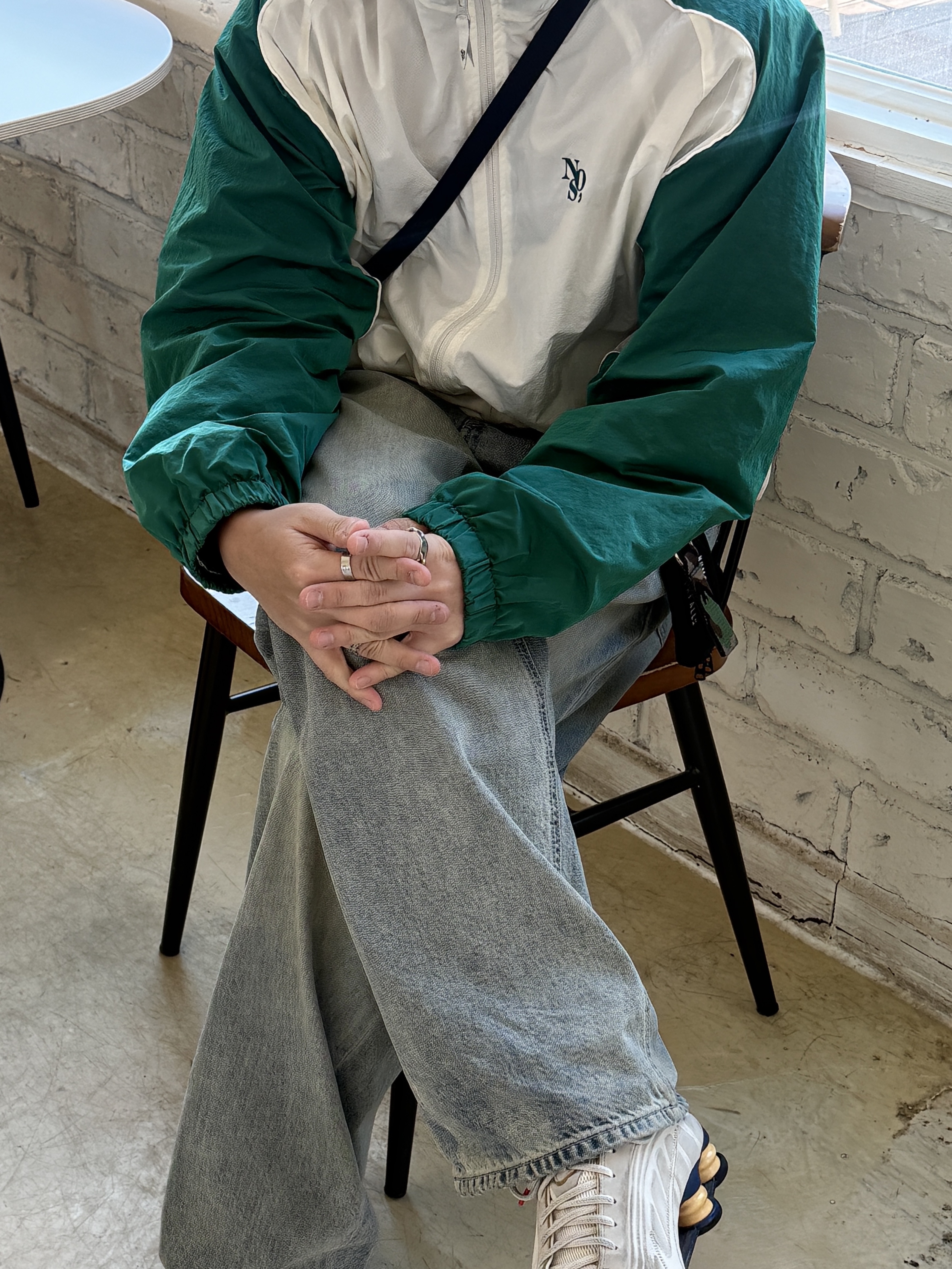 NOS7 Side Color Combination Windbreaker Green Ivory, Nike Shox R4 PRM Light Iron Ore and Phantom 착용 스타일 - 1