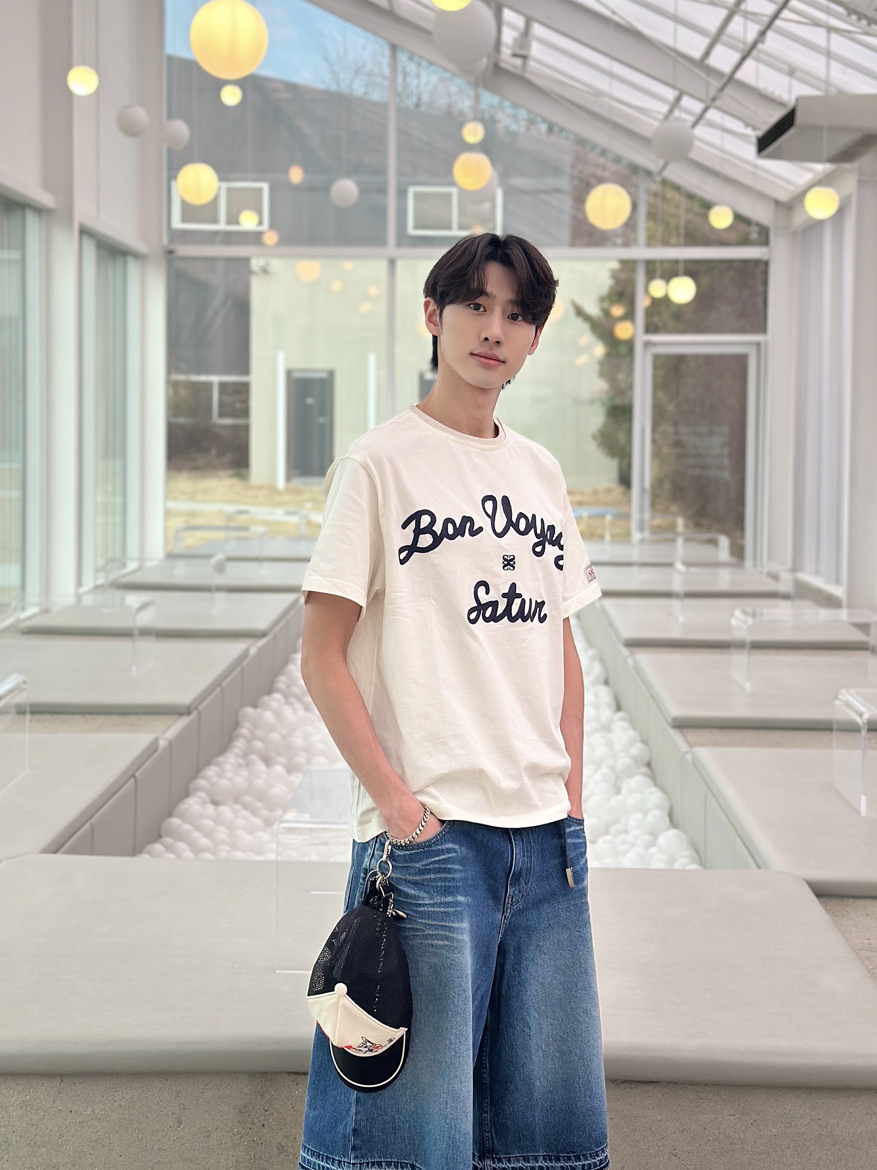 SATUR Logo Voyage T-Shirt Resort Ivory, Converse Chuck 70 Hi Black 착용 스타일 - 2