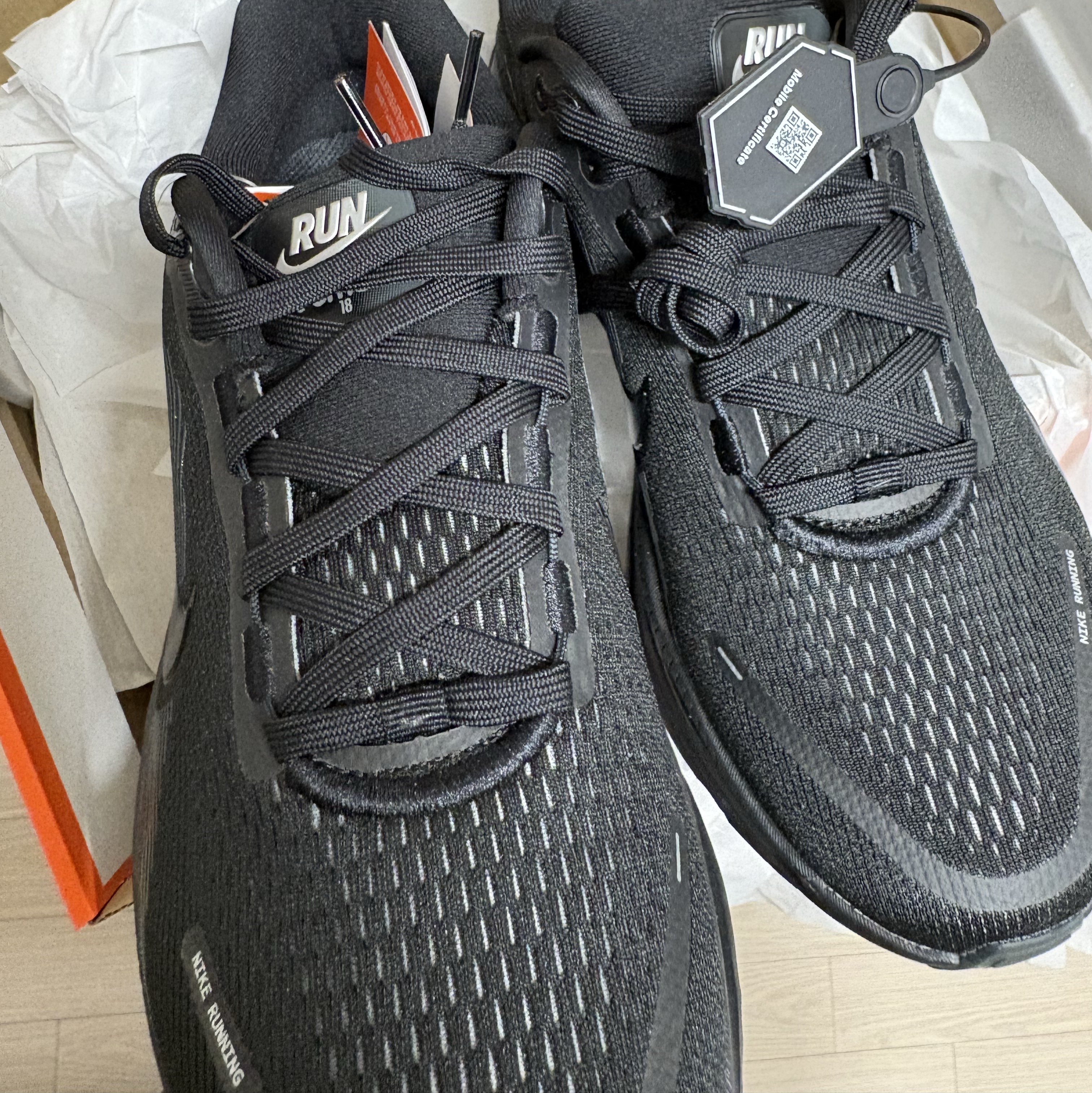 Nike Vomero 18 Black Dark Smoke Grey 착용 스타일 - 3