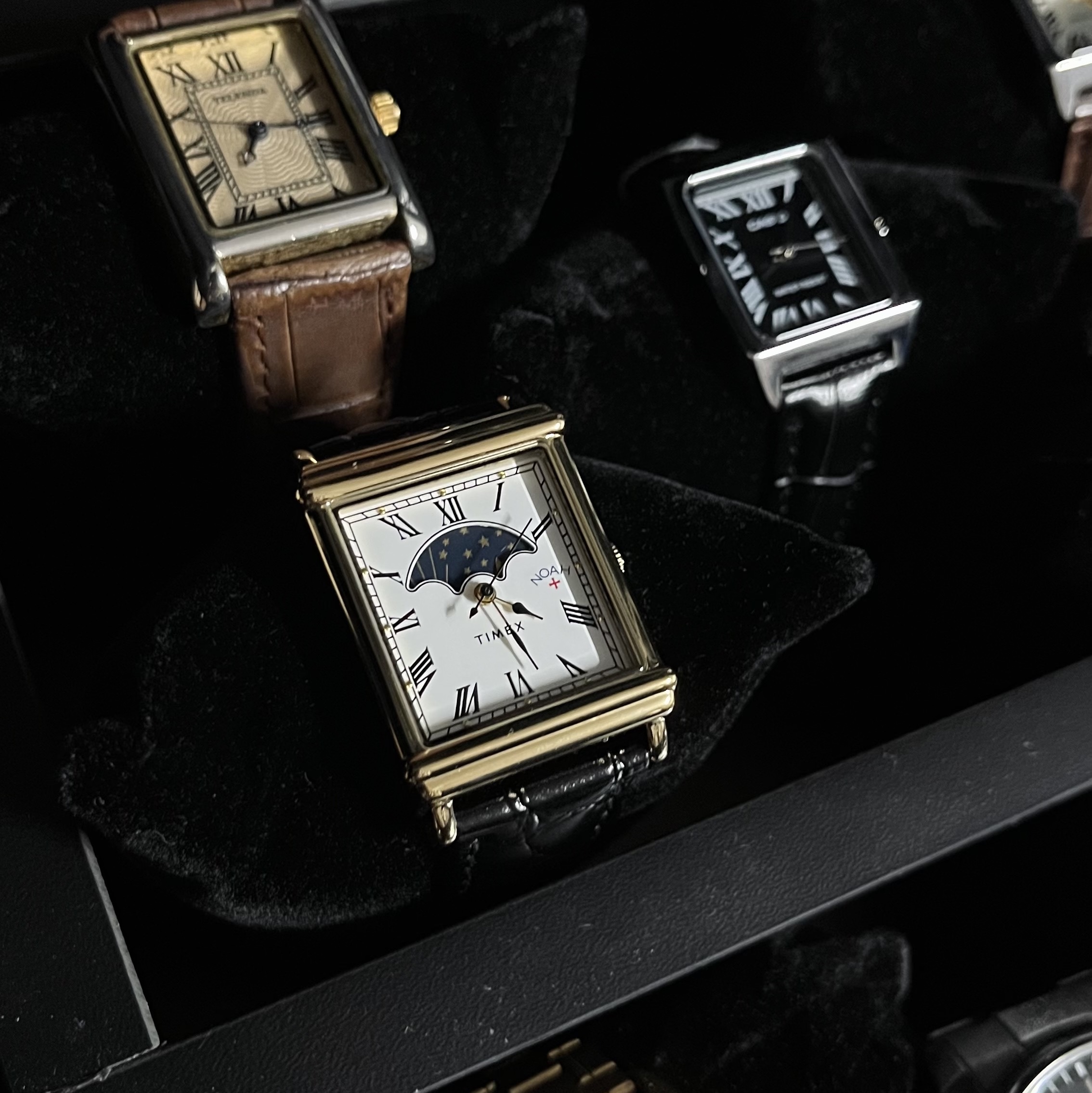 Timex x Noah Sun and Moon Watch Black Gold 착용 스타일