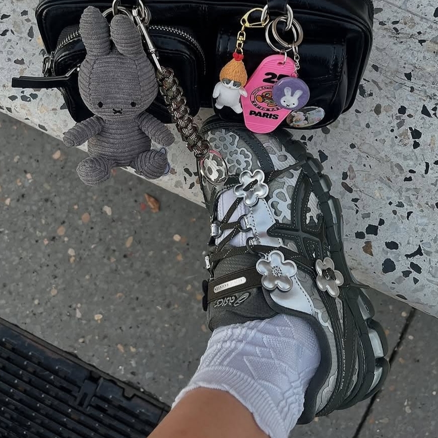 Asics x Cecilie Bahnsen Gel-Kayano 20 Olive 착용 스타일