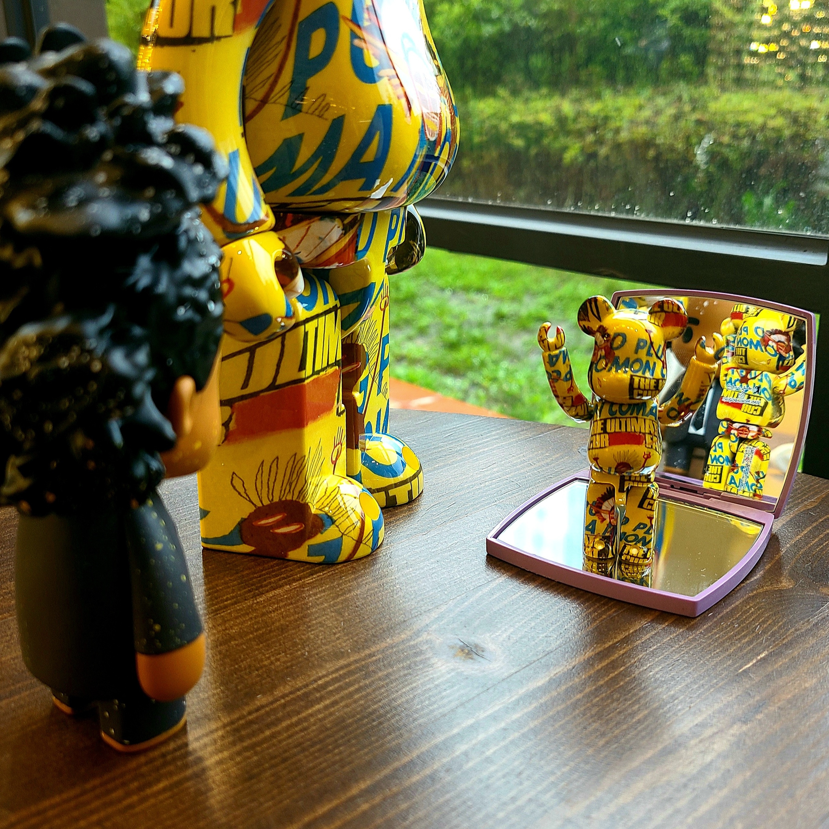 Bearbrick Andy Warhol x Jean-Michel Basquiat #3 100% & 400% Set, Chanel Codes Couleur Limited Edition Miroir Double Facettes 135 Immortelle 착용 스타일