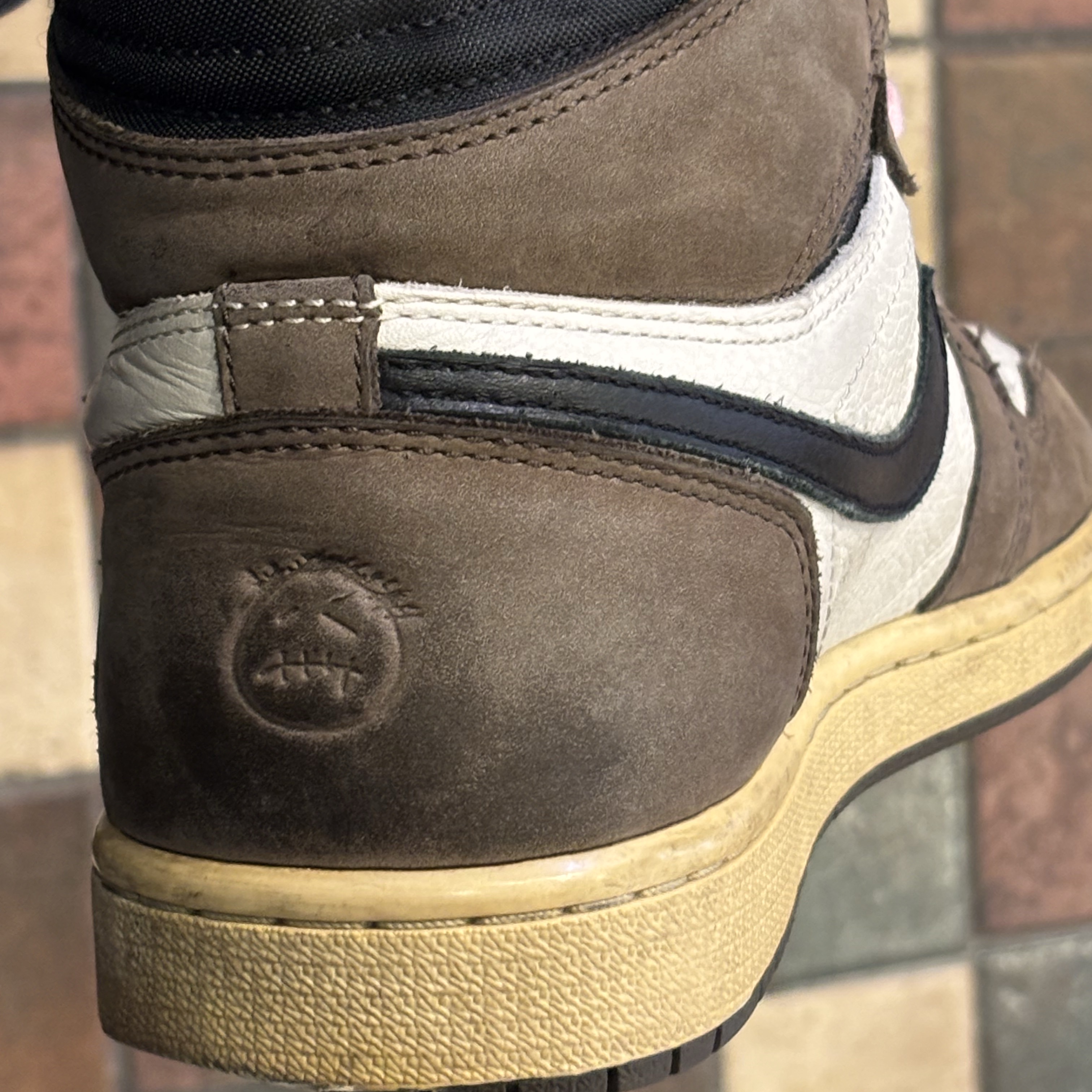Jordan 1 x Travis Scott Retro High OG SP Mocha 착용 스타일 - 1