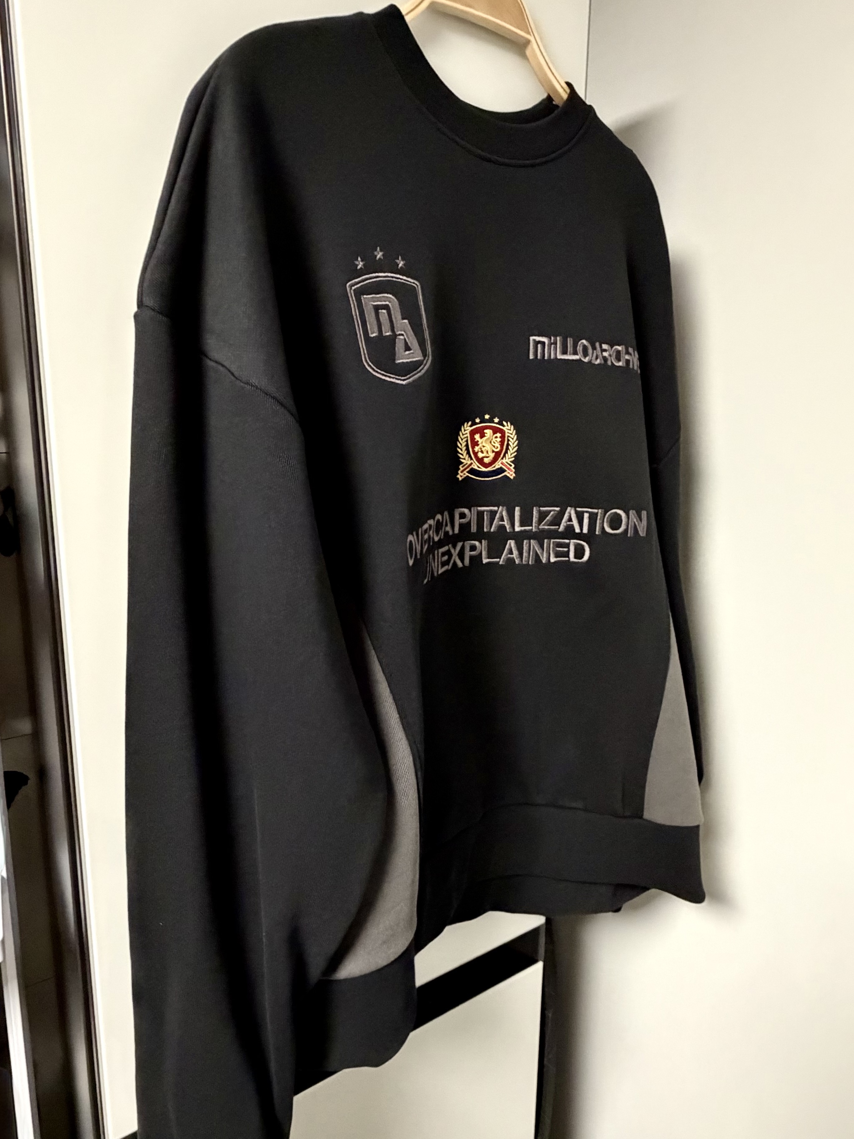 Millo Archive New Capital Crew Neck Black 착용 스타일