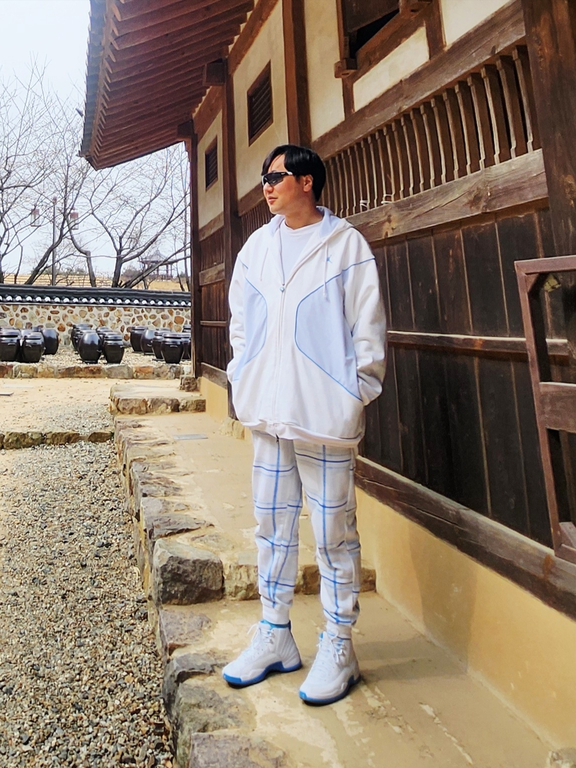 Jordan Essential Long Sleeve T-Shirt White Legend Blue 착용 스타일