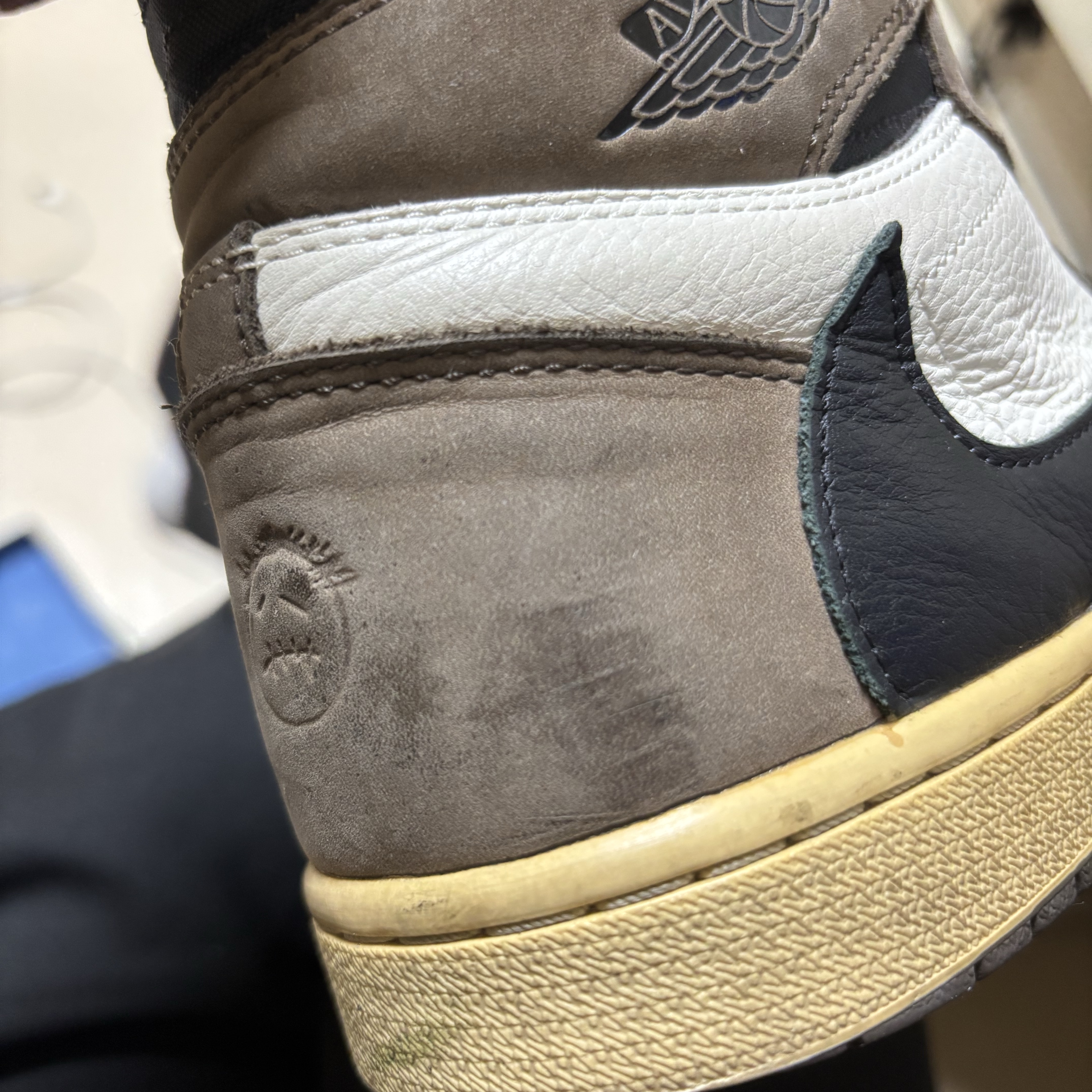 Jordan 1 x Travis Scott Retro High OG SP Mocha 착용 스타일 - 4