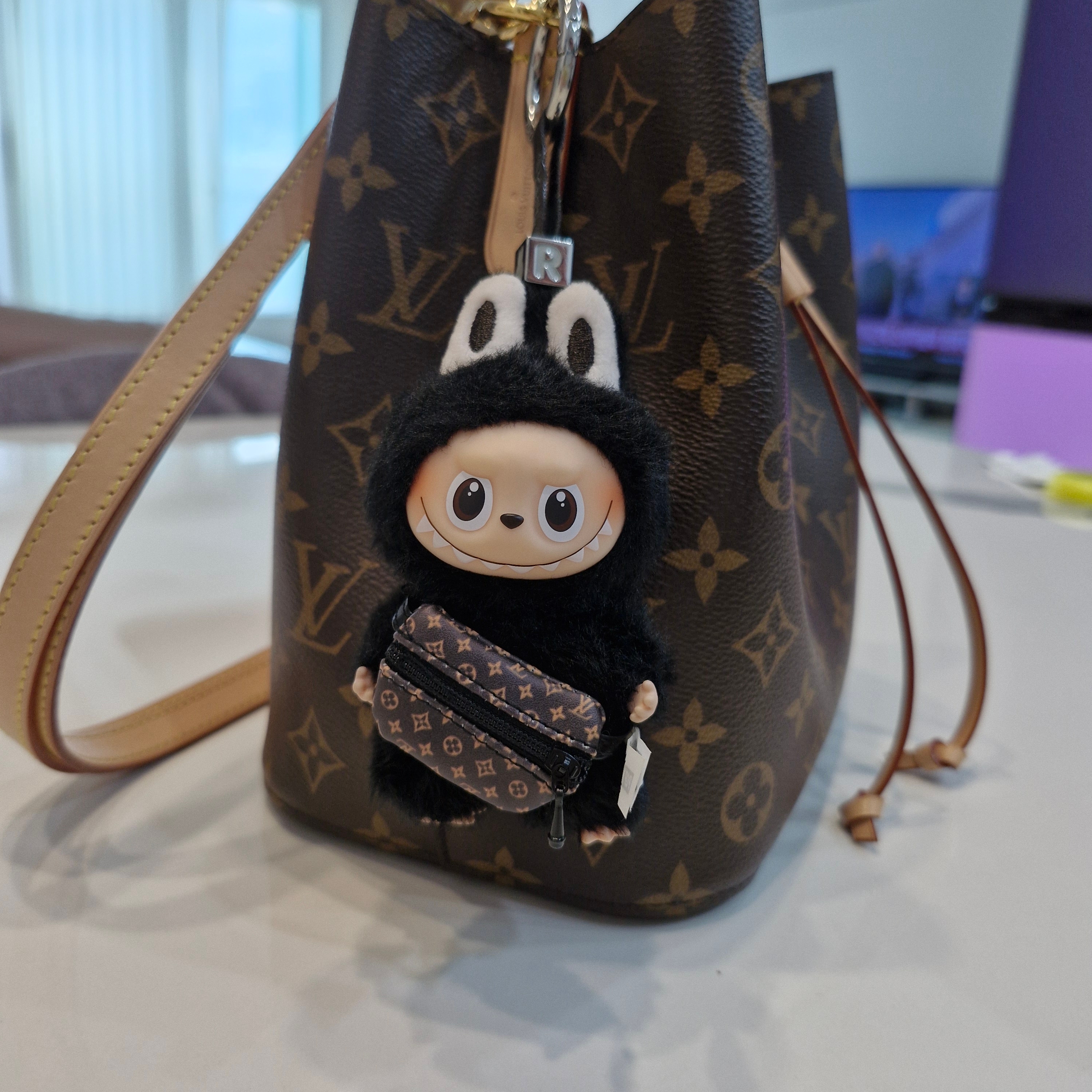 Pop Mart Labubu The Monsters Pin For Love Series Vinyl Plush Pendant (N-Z) R (Opened Case) 착용 스타일