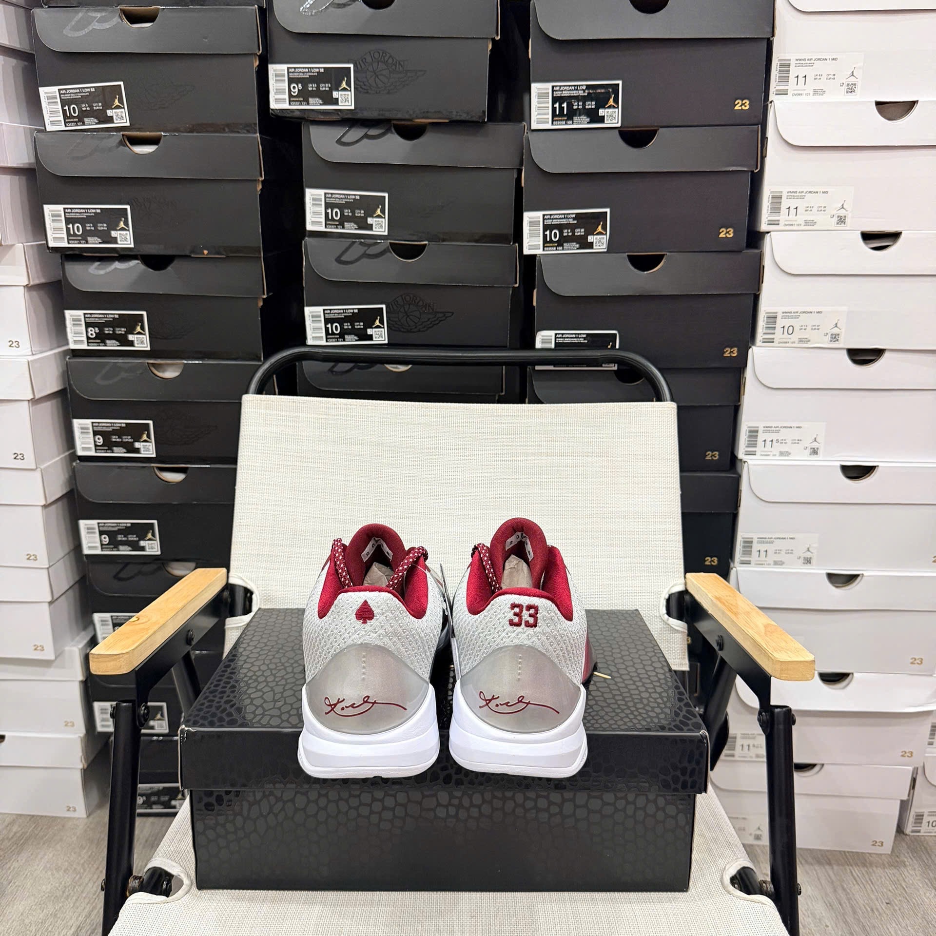 Nike Kobe 5 Protro Lower Merion Aces Away Metallic Silver Team Red 착용 스타일 - 4