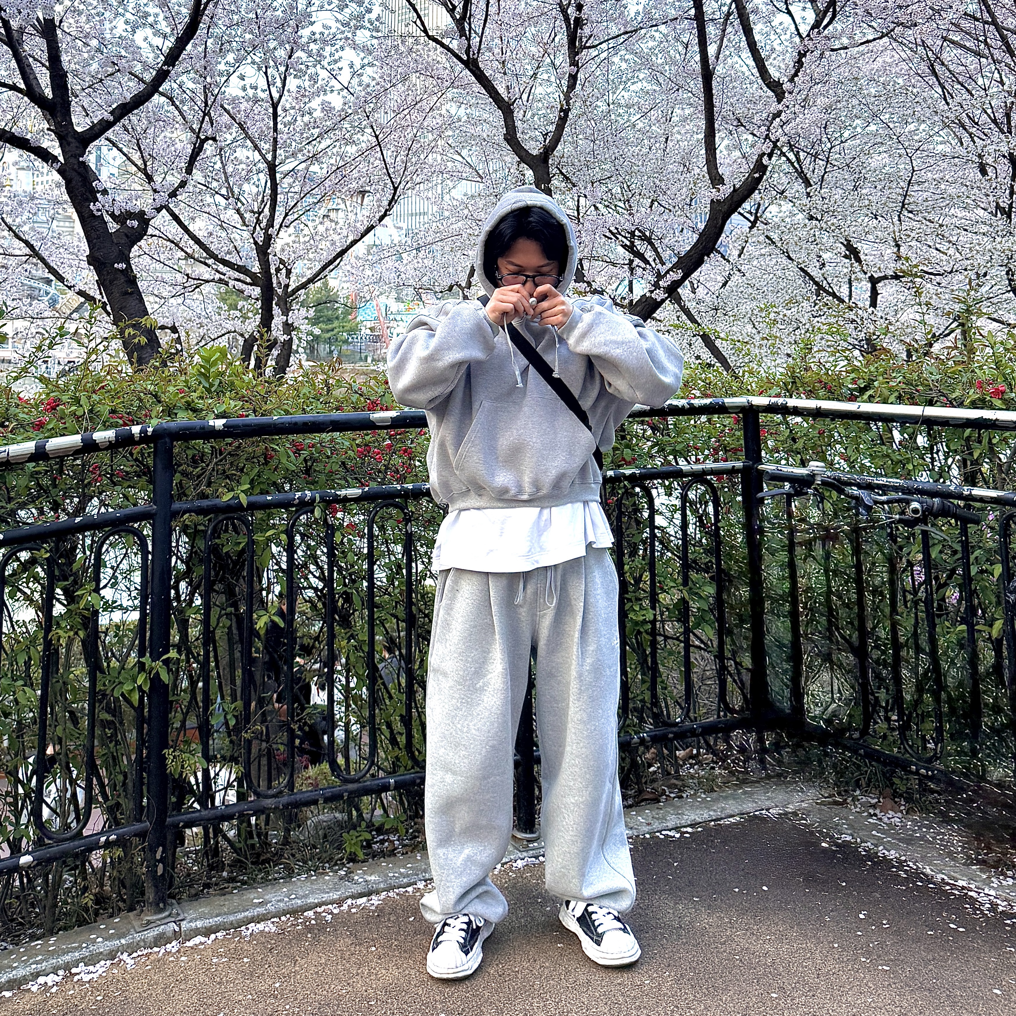 Undermycar Mu.97 Anti Fxxking Logo Play Oversized Bonded Sweat Set-up (Hoodie, Jogger) - Melange Gray, Maison Mihara Yasuhiro Blakey OG Sole Canvas Low-top Sneakers Black White 착용 스타일 - 1
