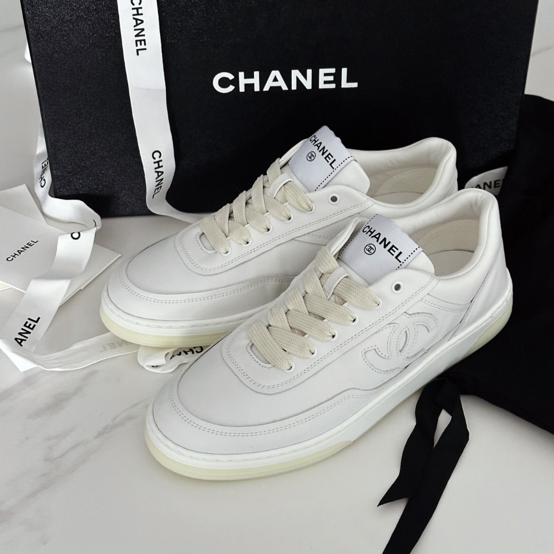 (W) Chanel Sneakers Calfskin & White 착용 스타일 - 1