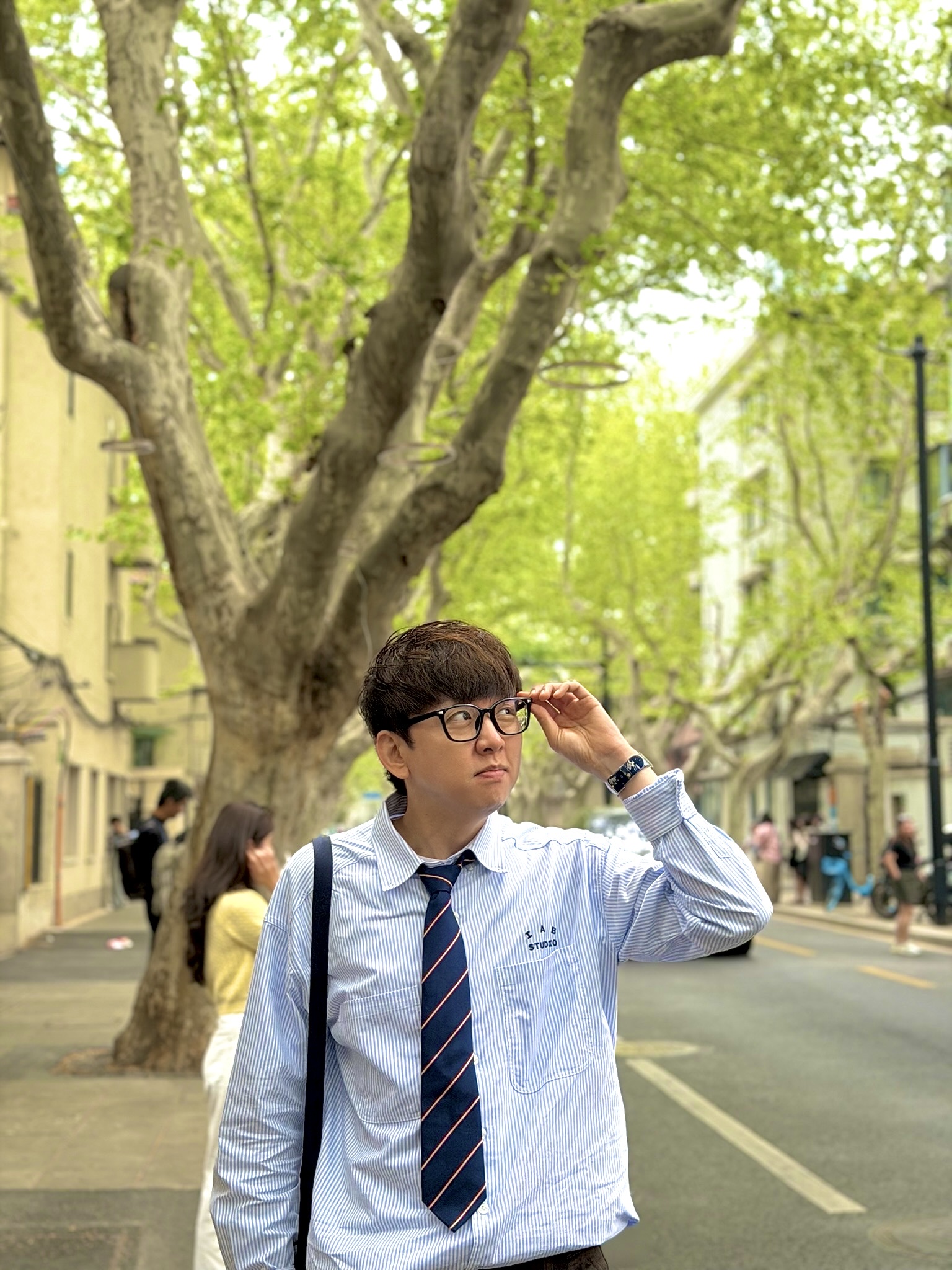 IAB Studio Worksout 20th Anniversary Work Shirt Blue Stripe, Uniqlo x JW Anderson Silk Tie Navy 착용 스타일 - 3