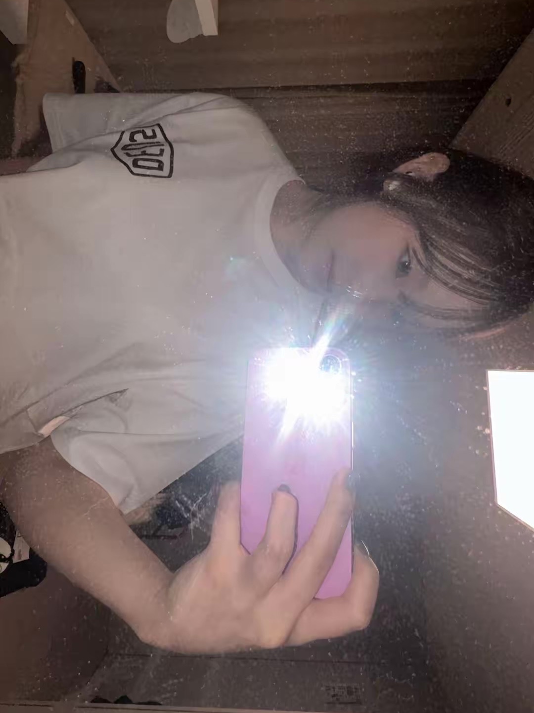 [6% 적립] Deus Ex Machina Seoul College Address Tee White 착용 스타일 - 1