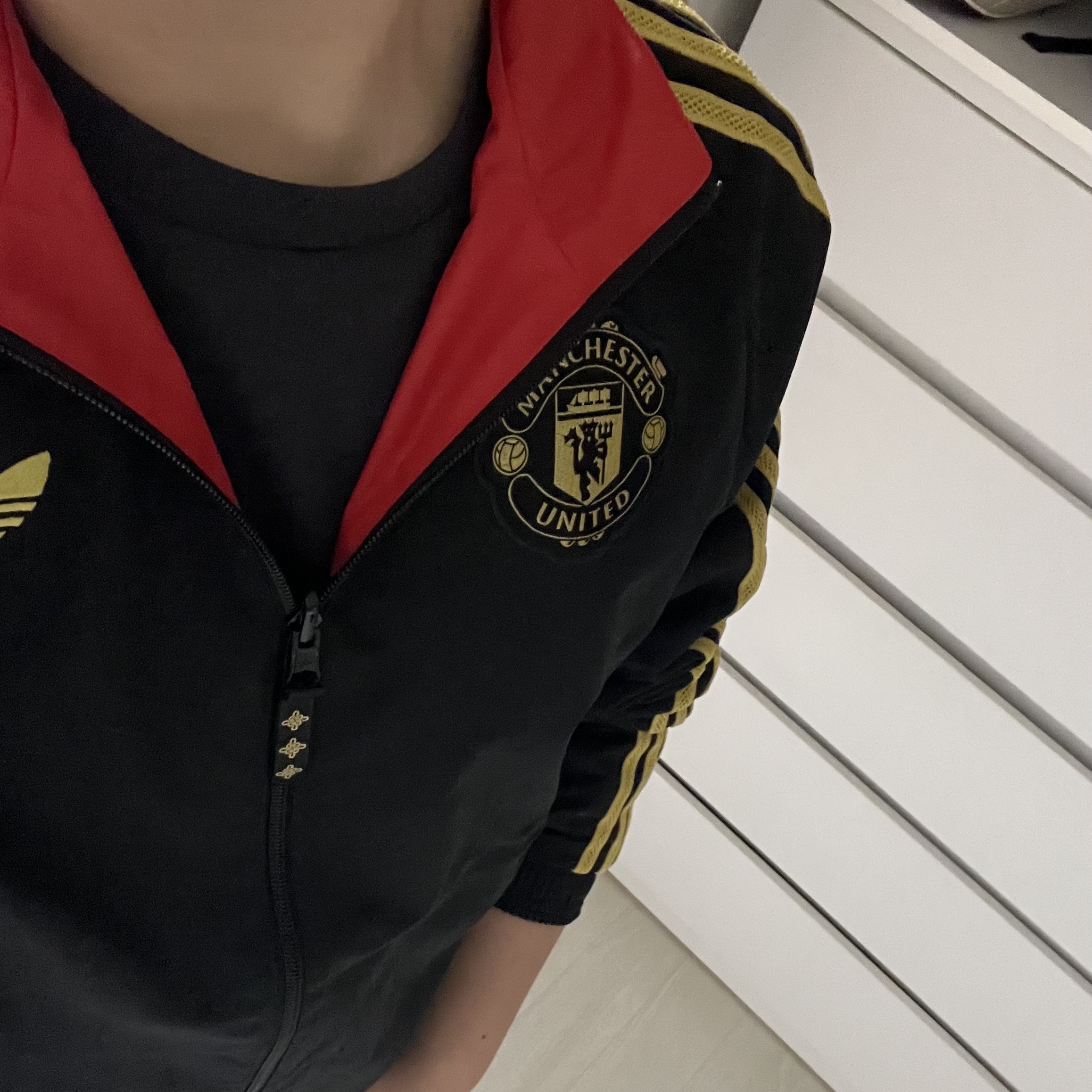 Adidas Manchester United Cultural Story Reversible Jacket Black Better Scarlet - KR Sizing (Non Marking Ver.) 착용 스타일