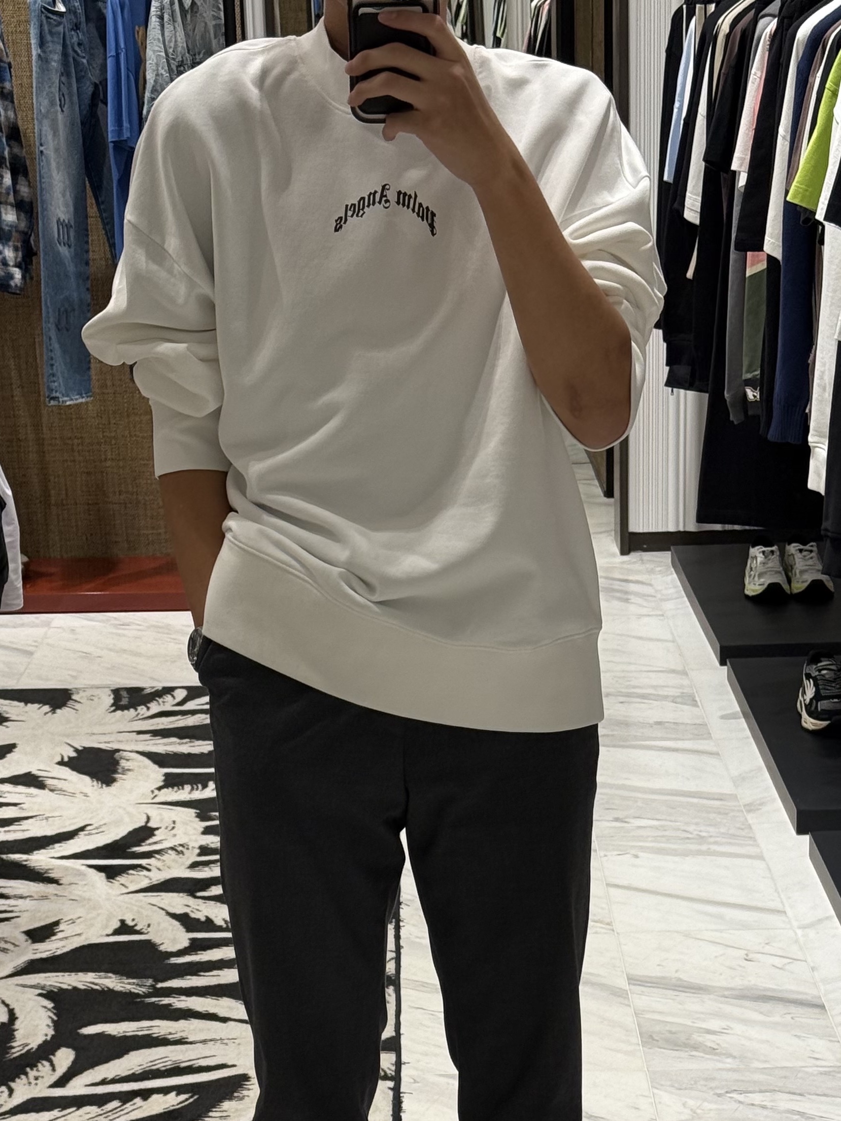 PALM ANGELS Back Curved Logo Crew Off White - Black 착용 스타일 - 2