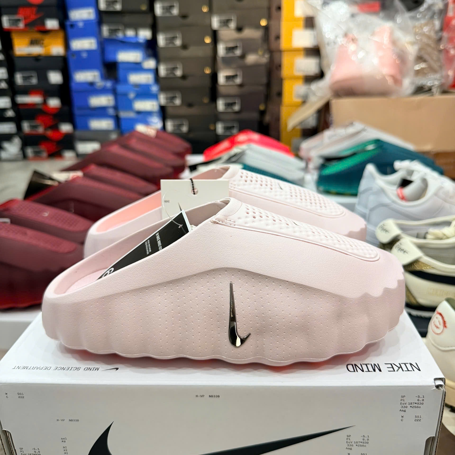 Nike Mind 001 Blackened Blue Metallic Copper, (W) Nike Mind 001 Pearl Pink Hyper Crimson 착용 스타일 - 2