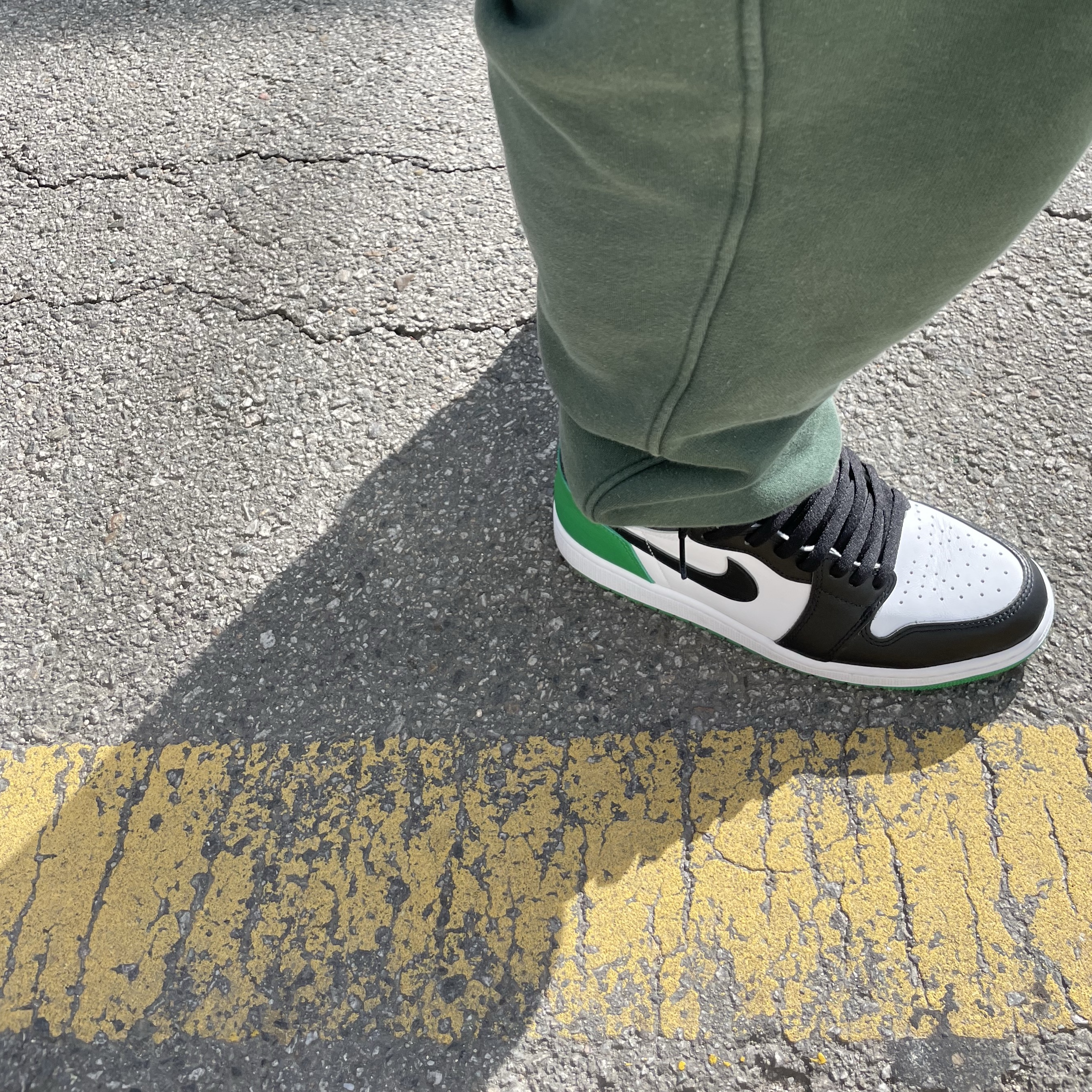 Jordan 1 Retro High OG Black and Lucky Green 착용 스타일 - 3