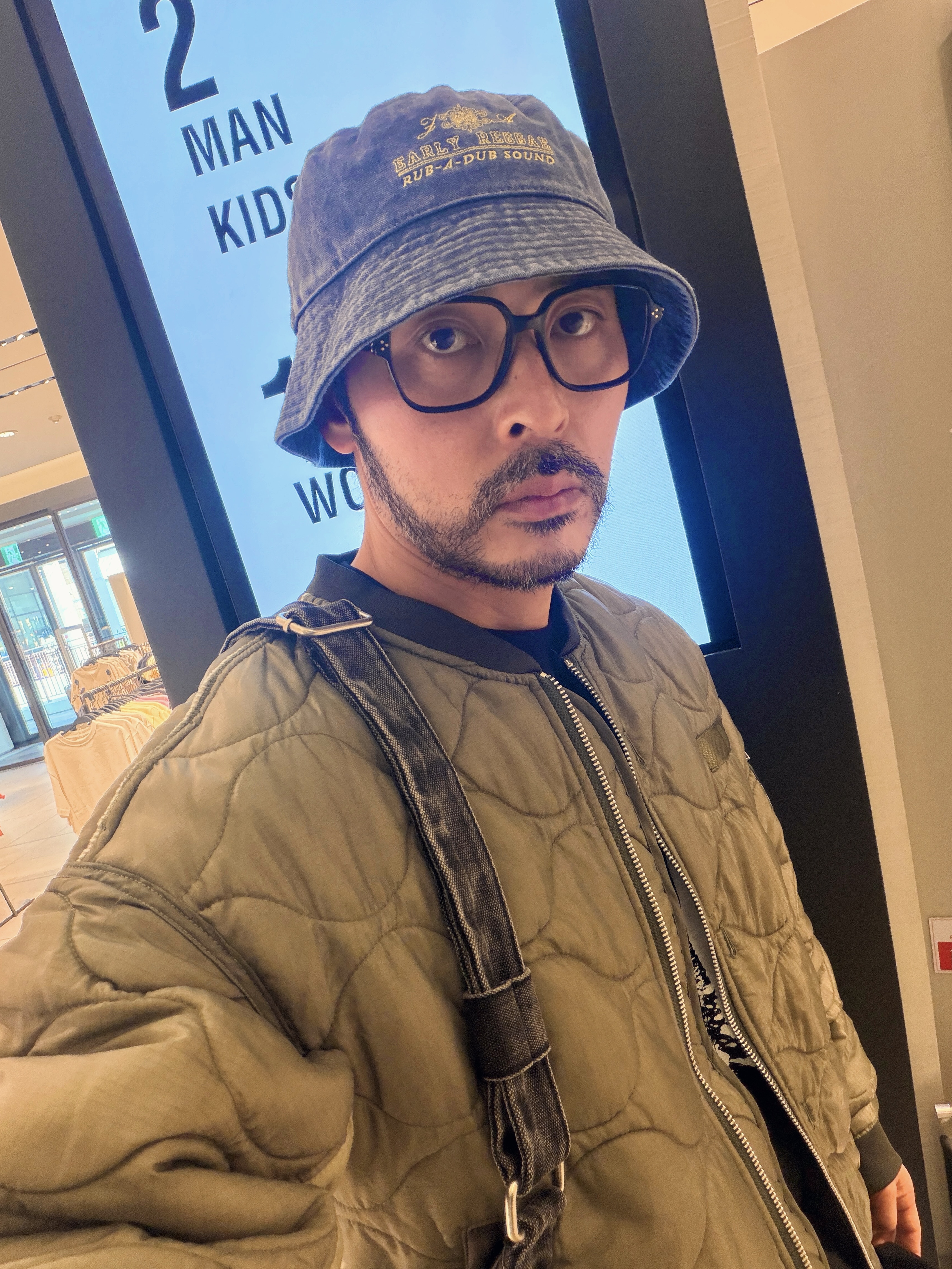 NOMANUAL Washed Cargo Shorts Olive, Jordan 4 x Undefeated Retro OG SP Deep Green and Clementine 착용 스타일 - 8