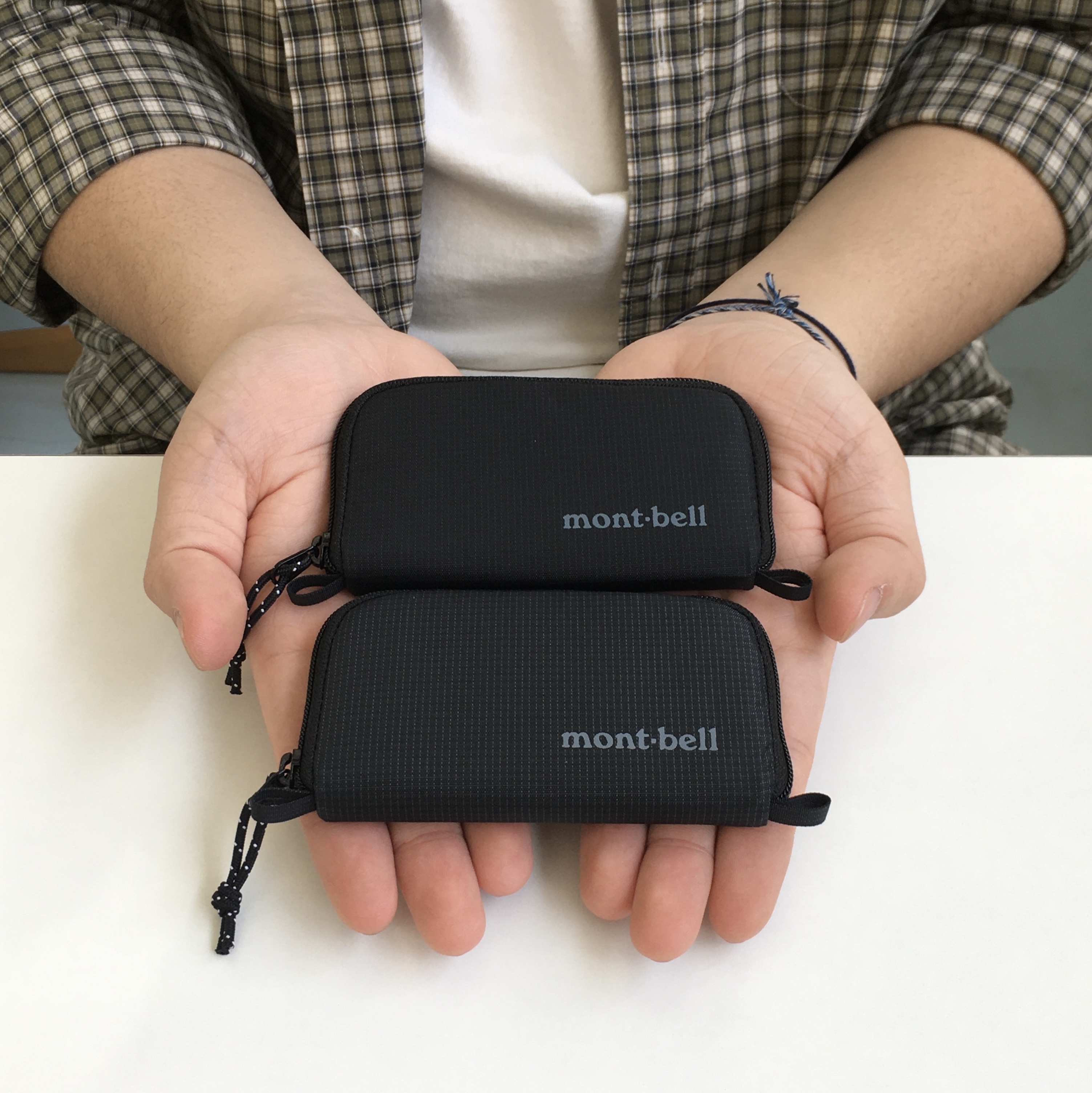 Montbell Mini Zip Wallet Black 착용 스타일