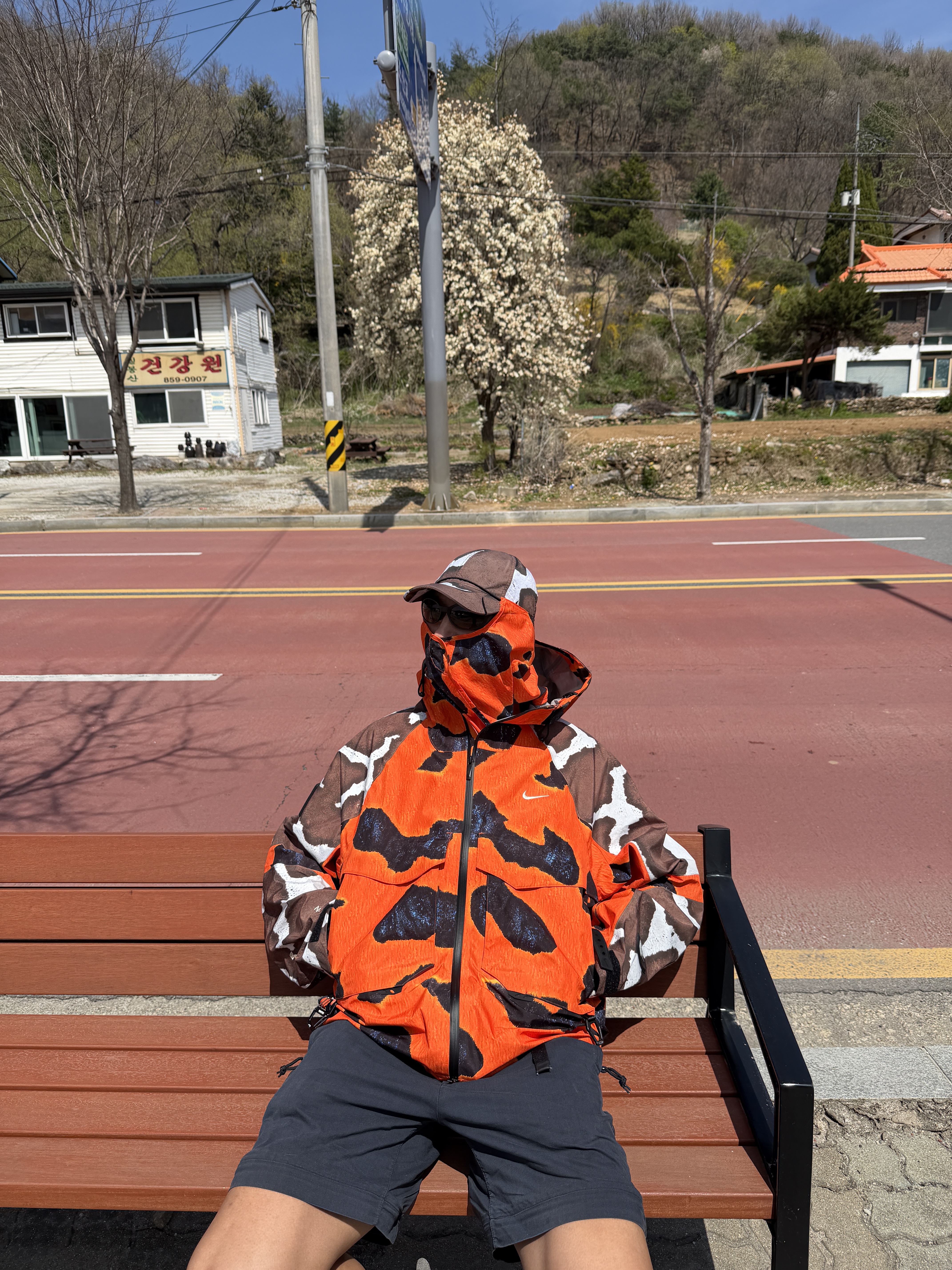 Nike x Drake Nocta Opal Deep Cover Gore-Tex Jacket Safety Orange (FZ3253-819), Nike x Drake Nocta Opal SSC Deep Cover Hat Safety Orange 착용 스타일 - 3
