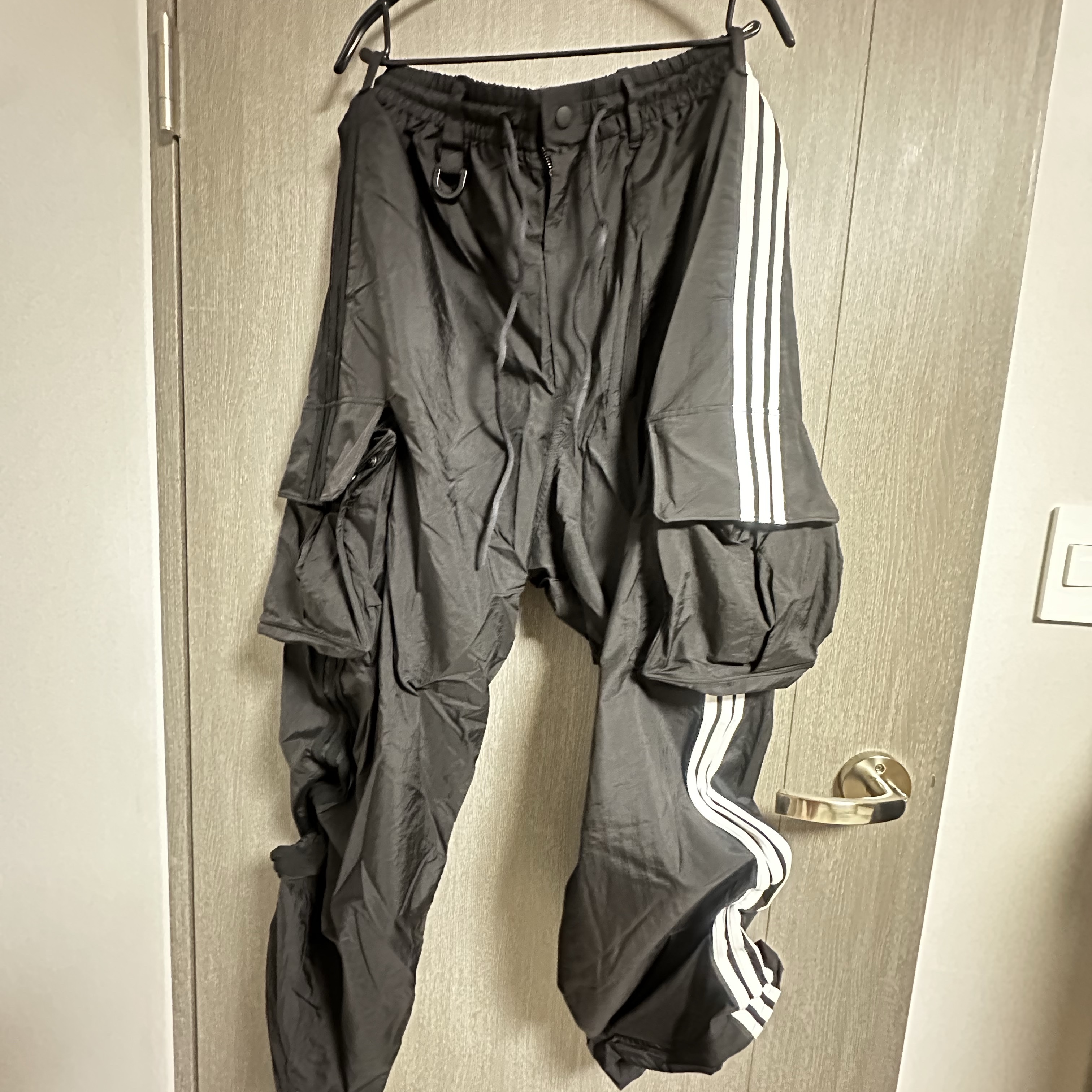 Y-3 Nylon Wired 3-Stripes Cargo Pants Black, Y-3 Adios Pro 4 Off White Black 착용 스타일 - 2