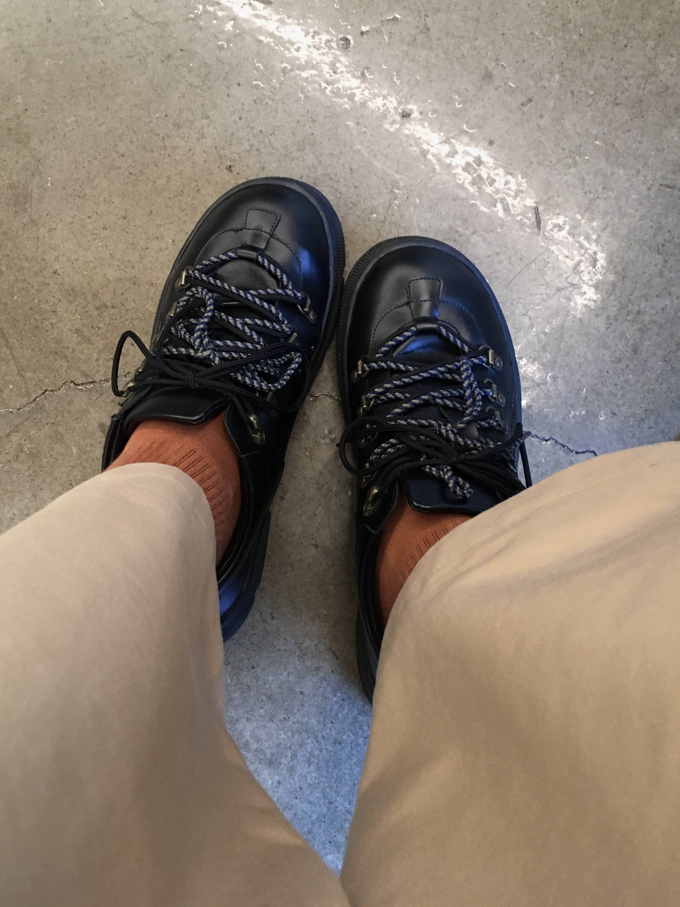 Romantic Move Smoke Hiking Shoes Oil Black 착용 스타일 - 4