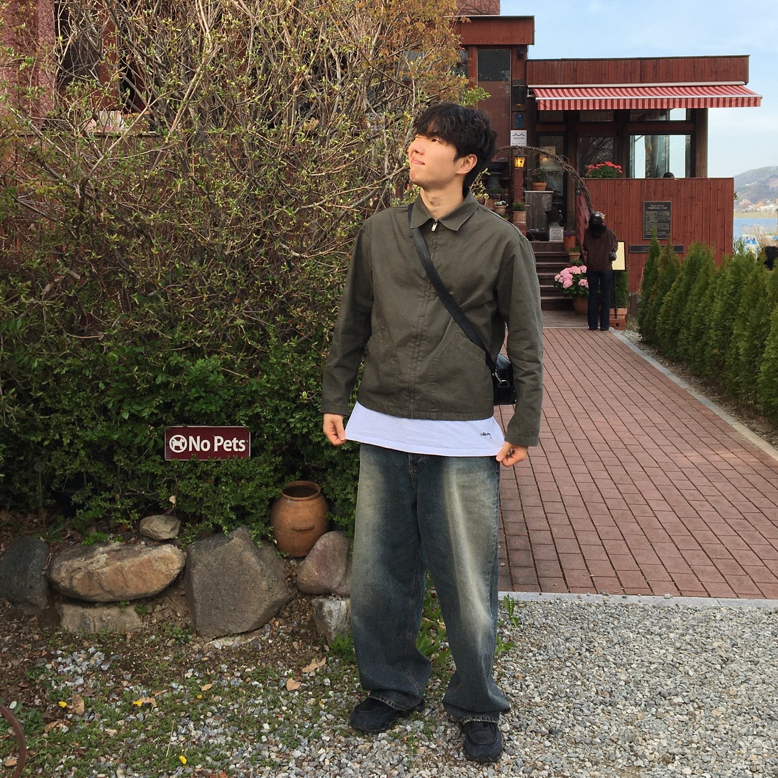 Undermycar Mu.26 Anti Fxxking Logo Play Brush Washed Wide Jeans Oil Blue, Hatchingroom Double Henley Neck T-Shirt Bleached Blue Charcoal 착용 스타일 - 4