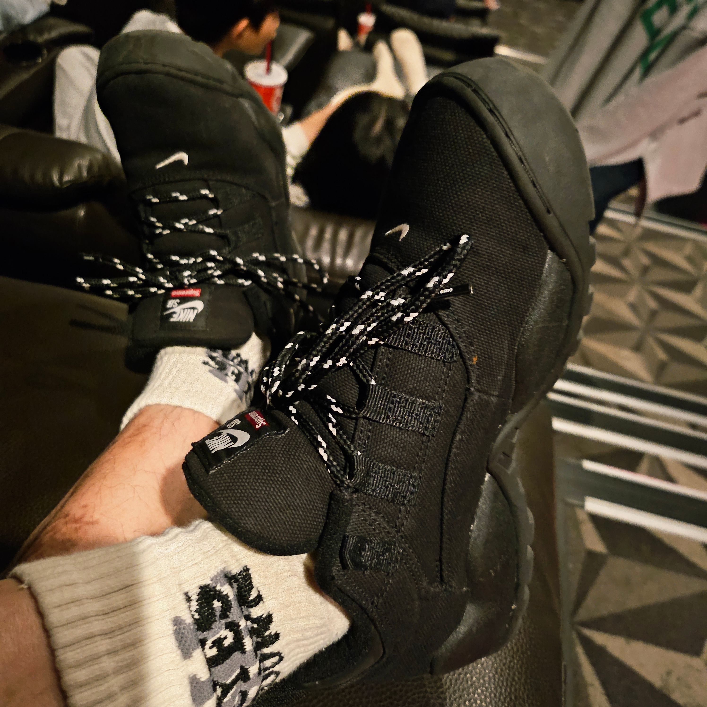 Nike x Supreme SB Darwin Low Black 착용 스타일