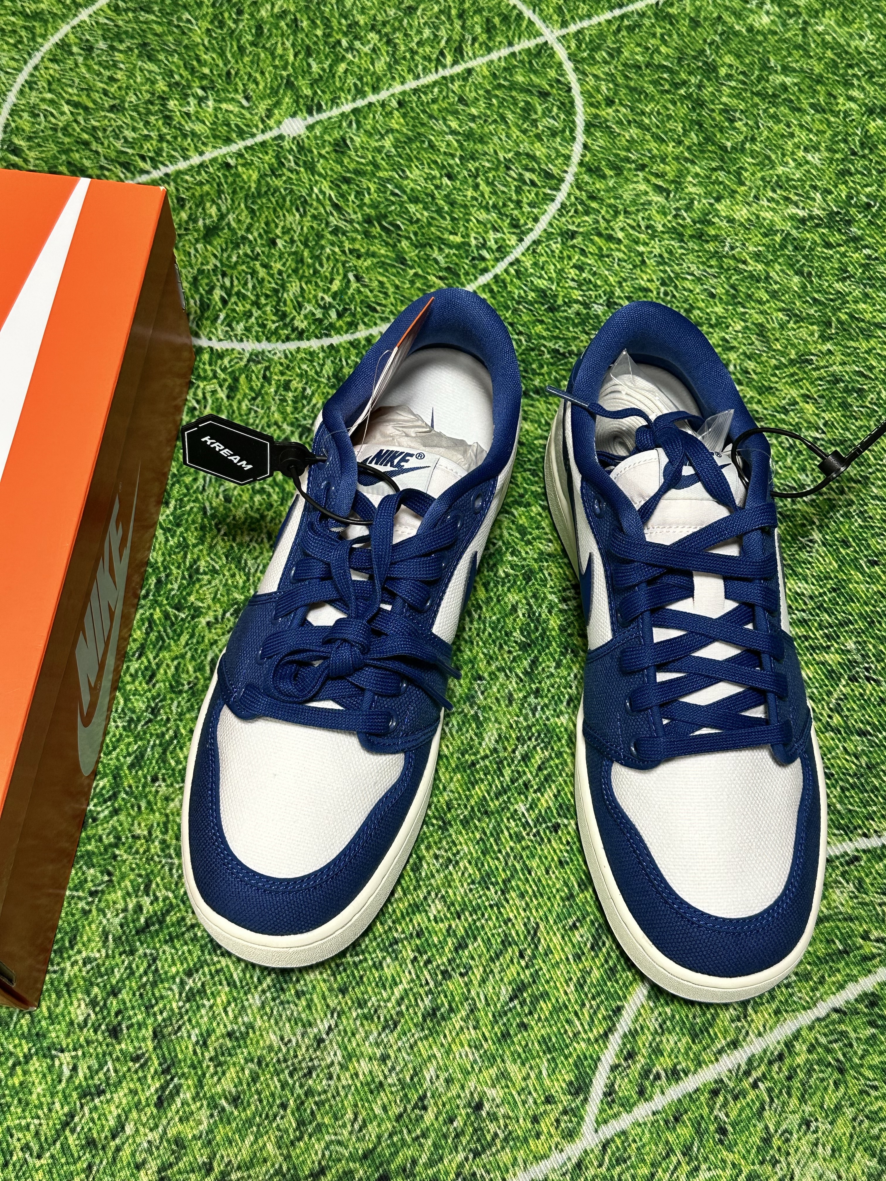 Jordan 1 KO Low White Dark Royal Blue 착용 스타일