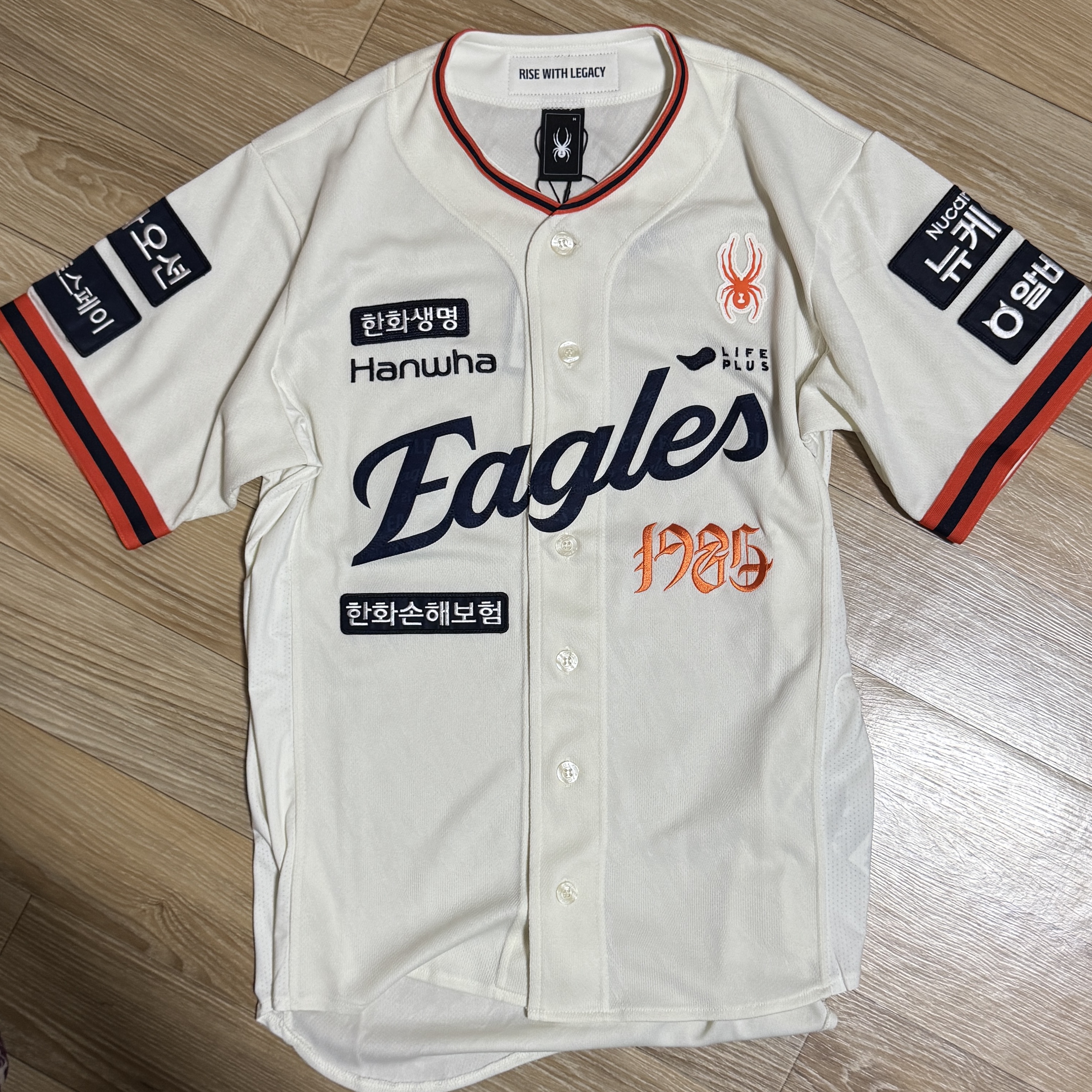 Hanwha Eagles Spyder 40th Legacy Authentic Uniform Ivory (Non Marking Ver.) 착용 스타일 - 2