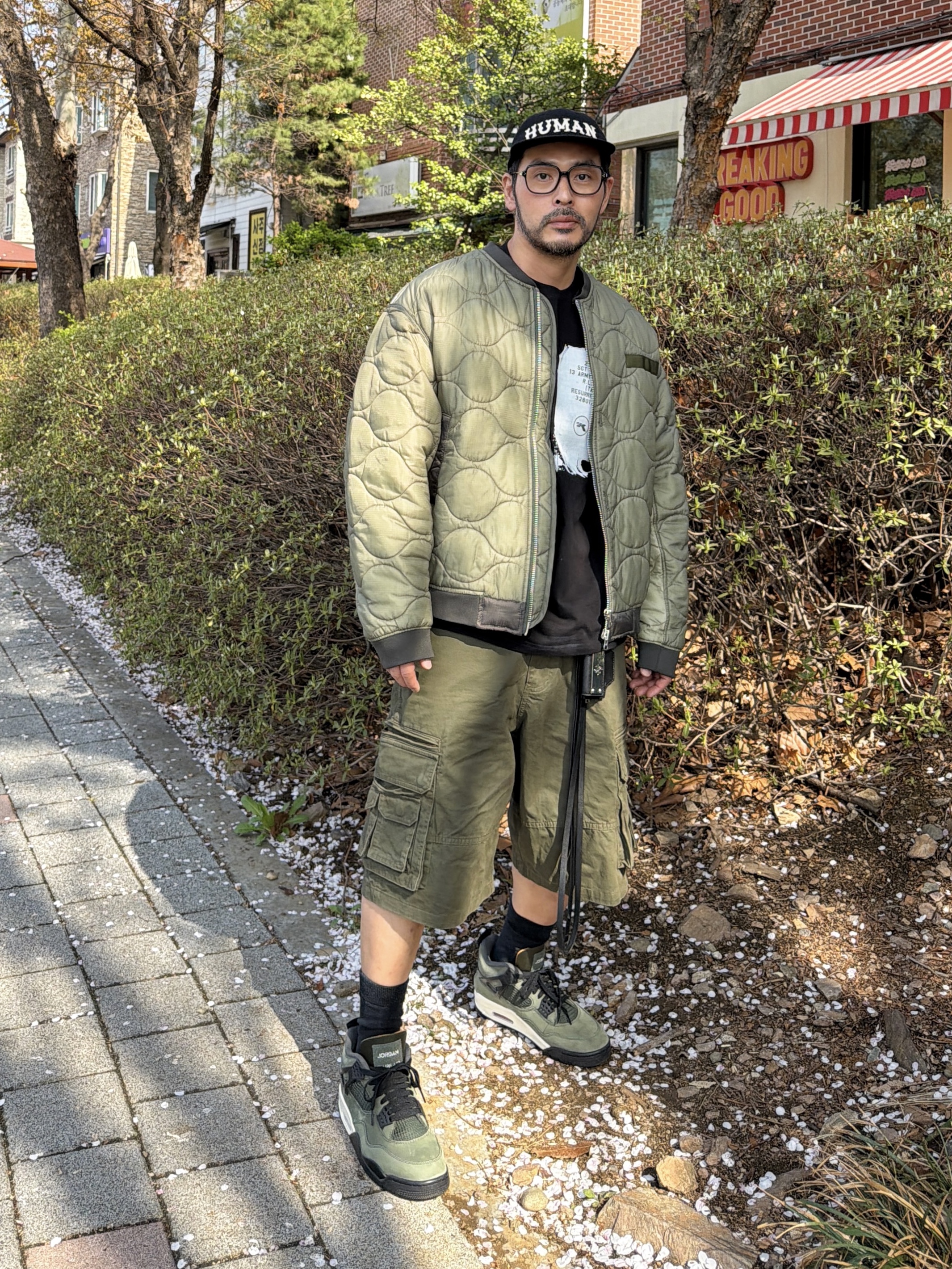NOMANUAL Washed Cargo Shorts Olive, Jordan 4 x Undefeated Retro OG SP Deep Green and Clementine 착용 스타일 - 4