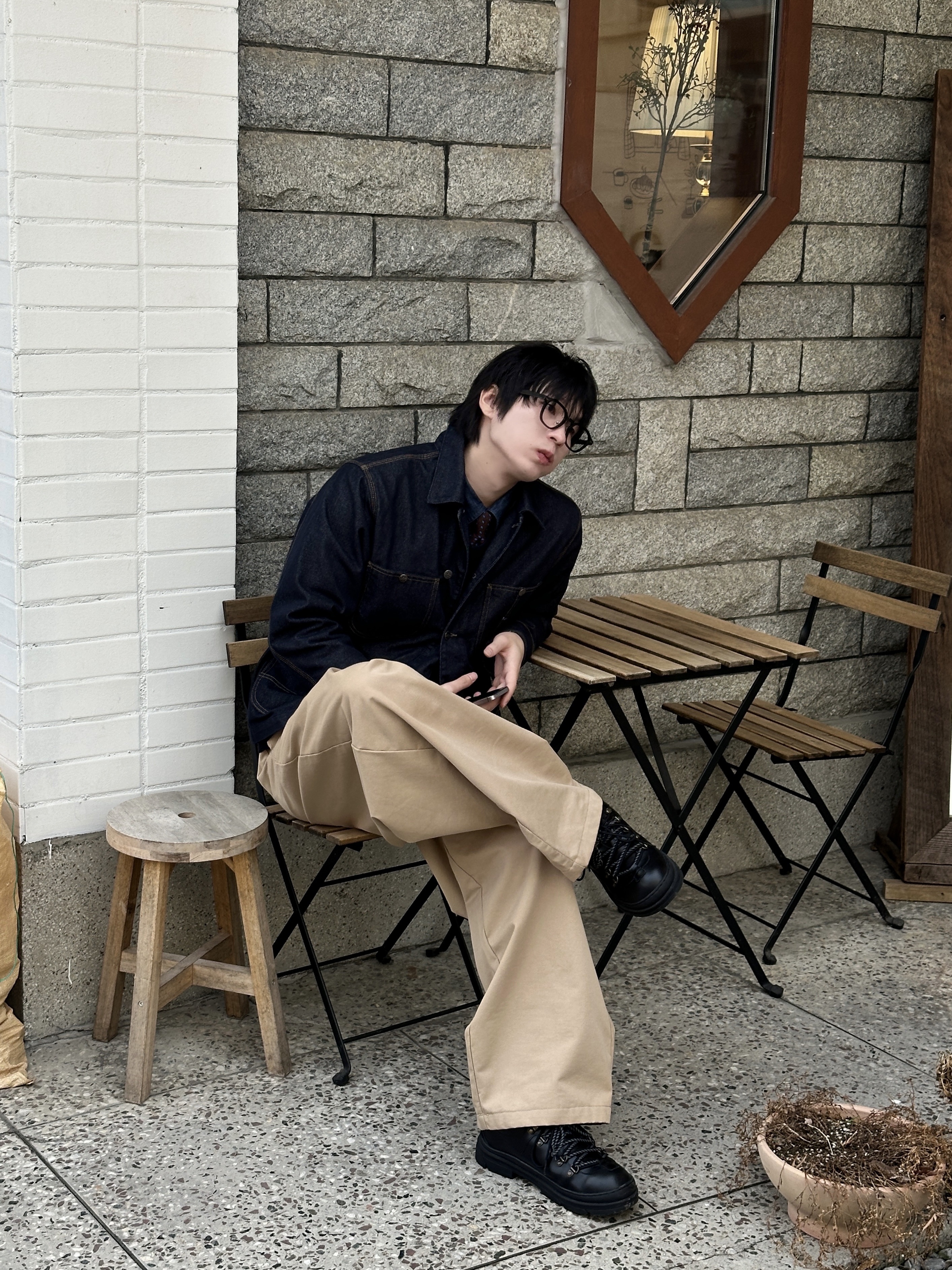 Romantic Move Smoke Hiking Shoes Oil Black 착용 스타일 - 2