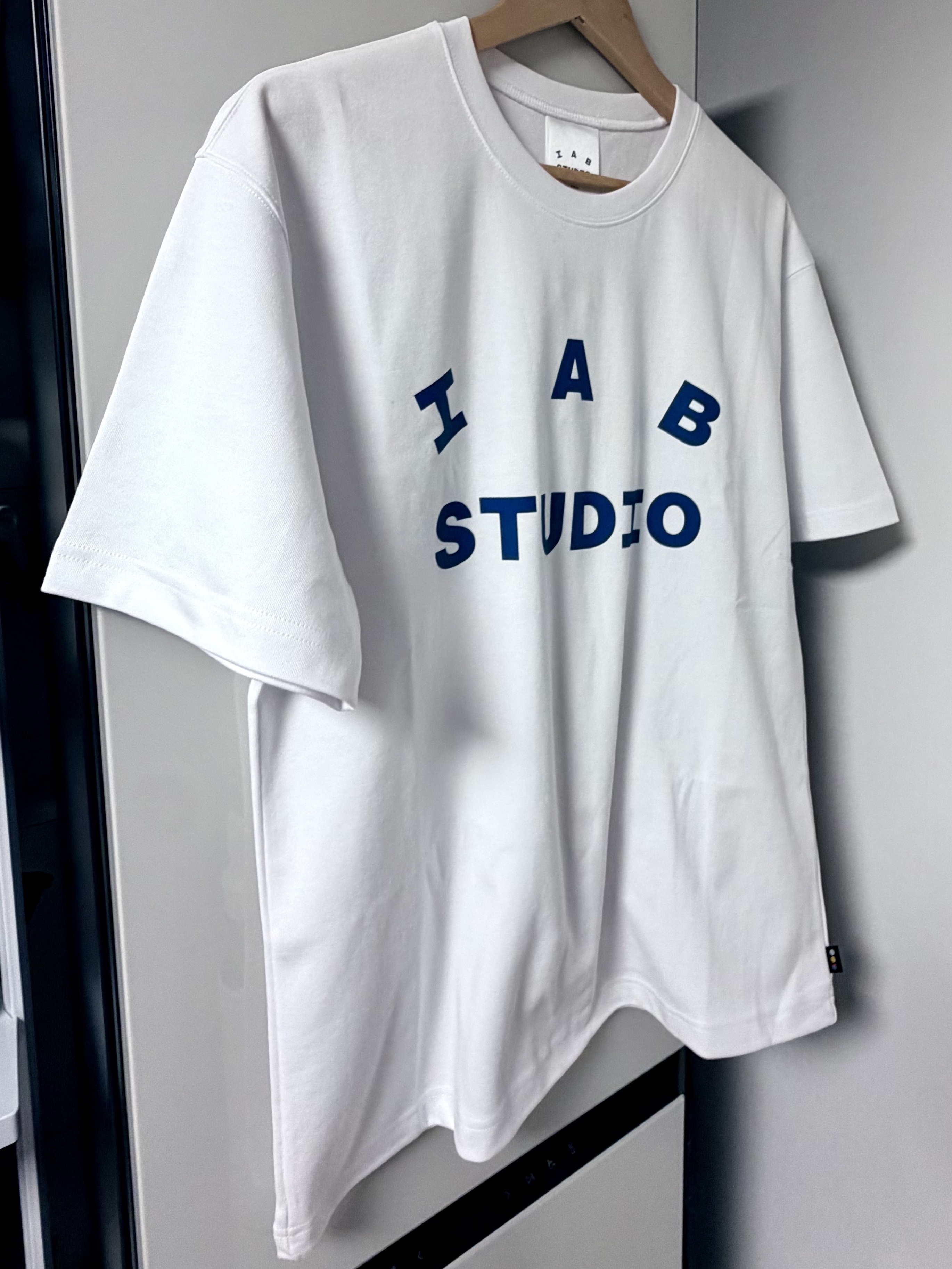 IAB Studio Joke T-Shirt White Navy - Dosan Store Exclusive 착용 스타일 - 1