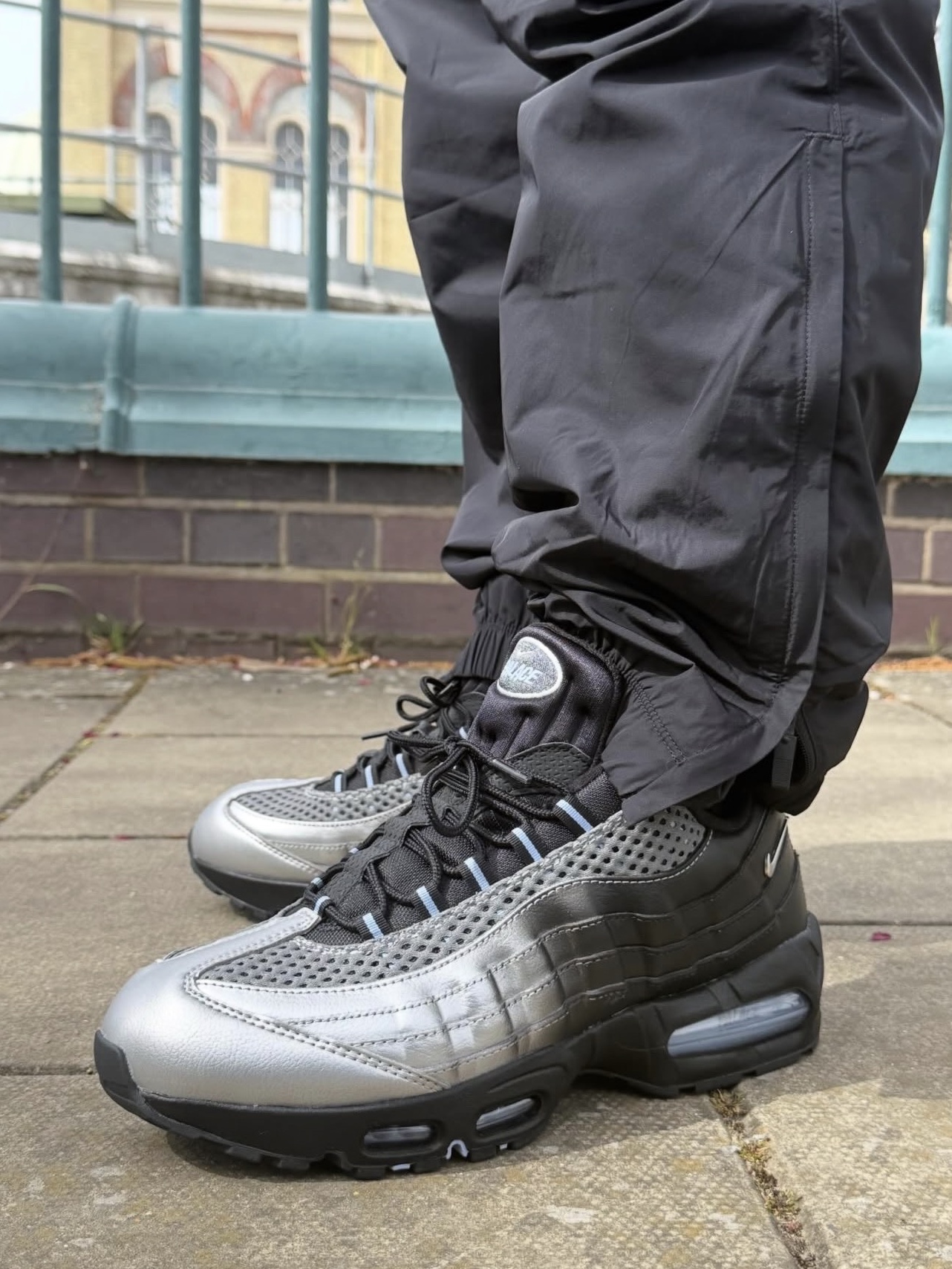 Nike x Palace Air Max 95 Metallic Silver Aluminum 착용 스타일 - 1